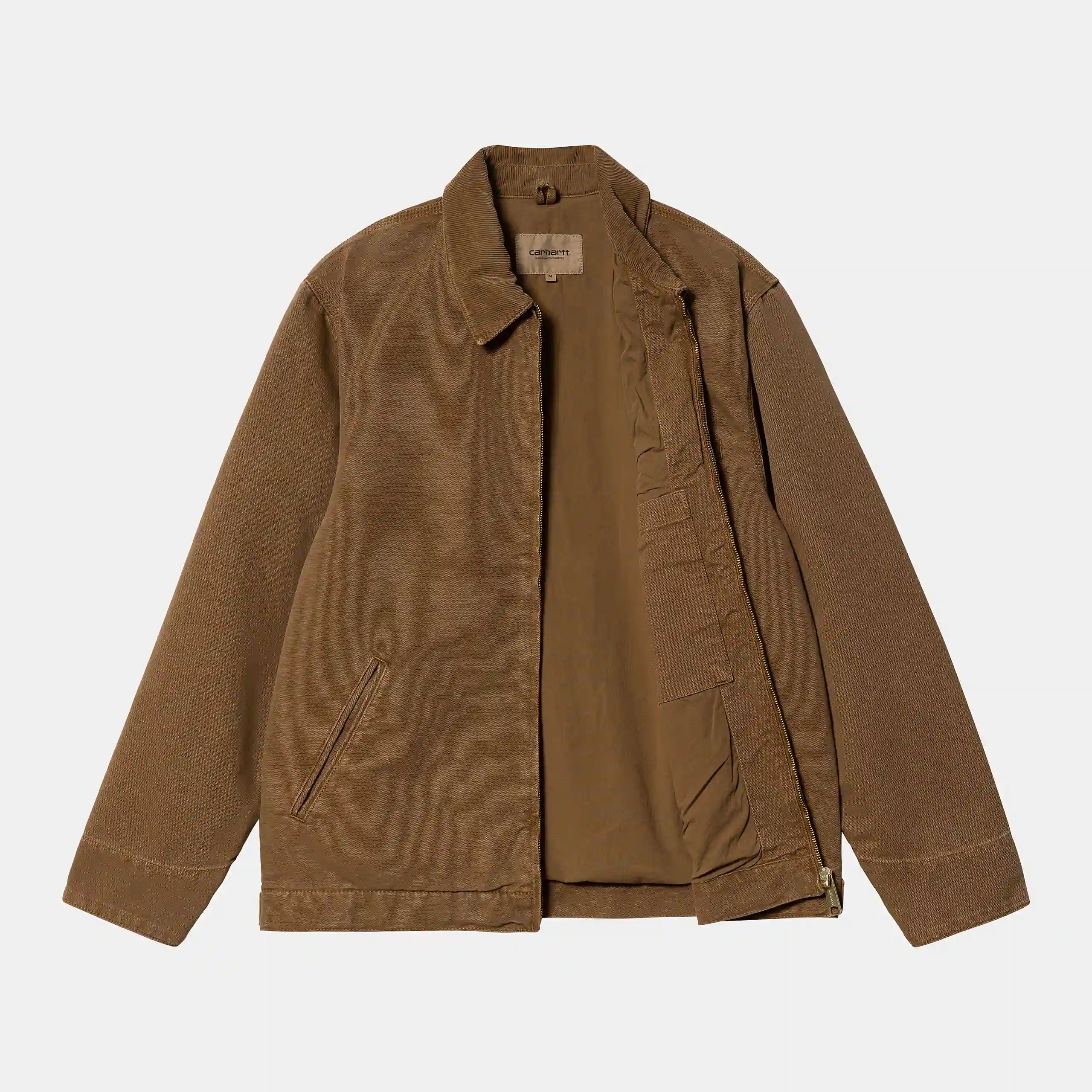 "Carhartt Detroit Jacket, Tamarind (verblasst), robustes Canvas, klassische Arbeitsjacke mit Reißverschluss und verwaschenem Look bei Stickabush Berlin.“