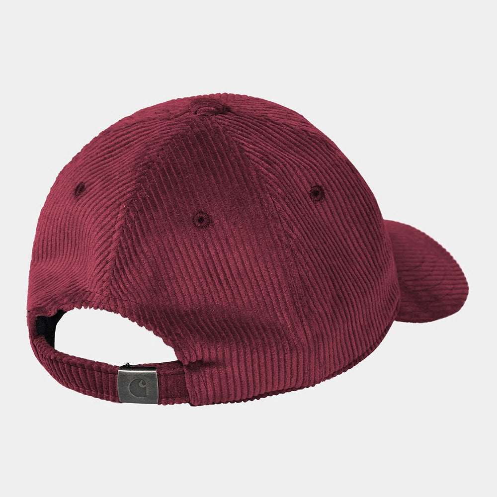 "Carhartt WIP Harlem Cap – Malbec. Rote, unstrukturierte Baseball Cap aus Baumwoll-Cord, mit gebogenem Schirm, verstellbarem Riemen und gesticktem Carhartt WIP Logo."