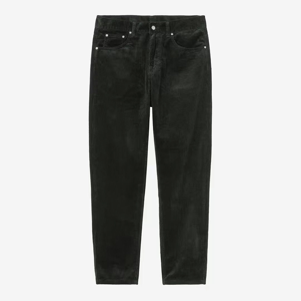 “Carhartt WIP Newel Pant aus feinem Cordstoff in Dunkelgrün (Raven) mit entspanntem Schnitt und dezentem Logo-Patch auf der Gesäßtasche jetzt bei STICKABUSH.“