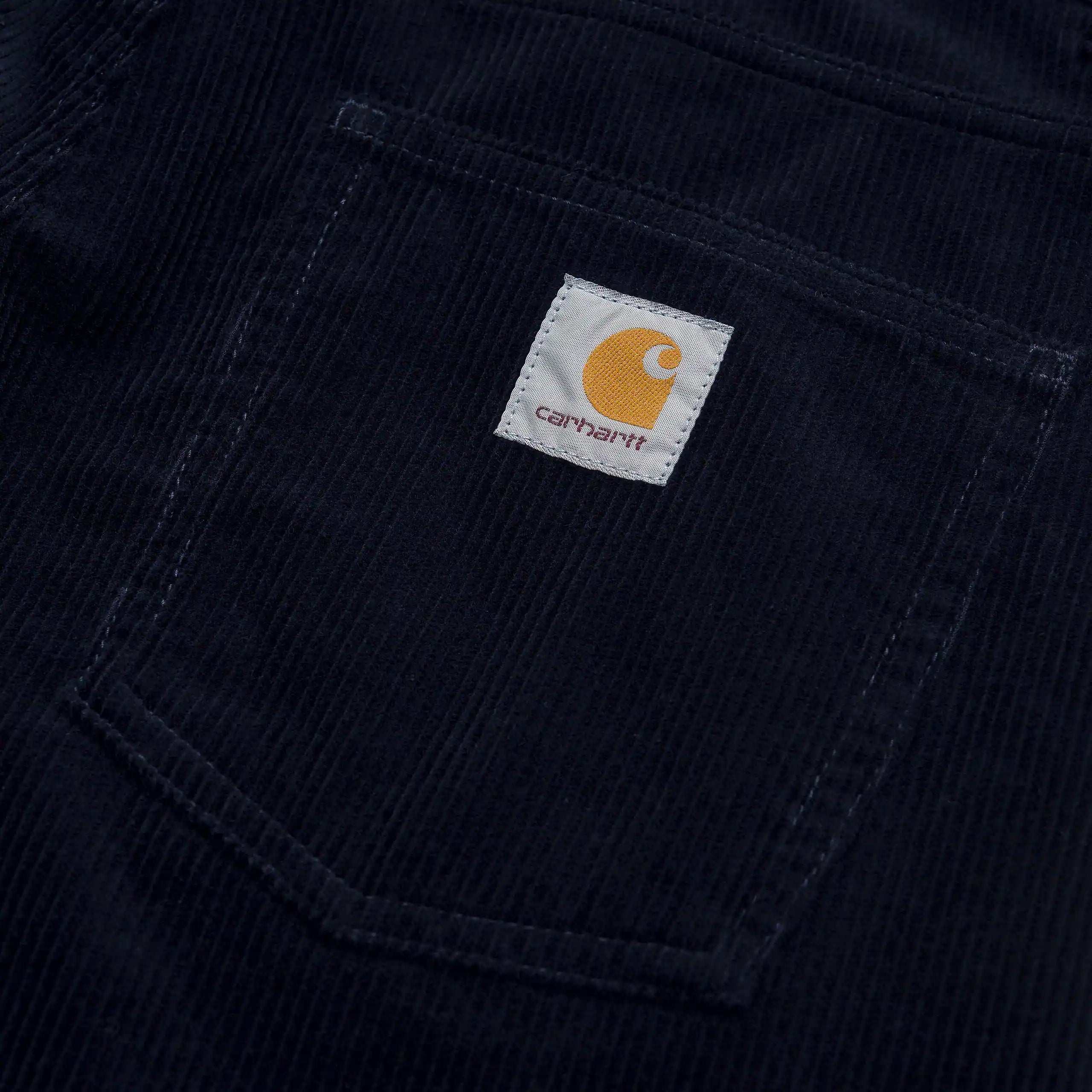 "Carhartt Newel Pant in Dunkelblau (Rinsed), Cordhose aus Baumwolle, lockere Passform, klassische Jeanshose in tiefem Marineblau."