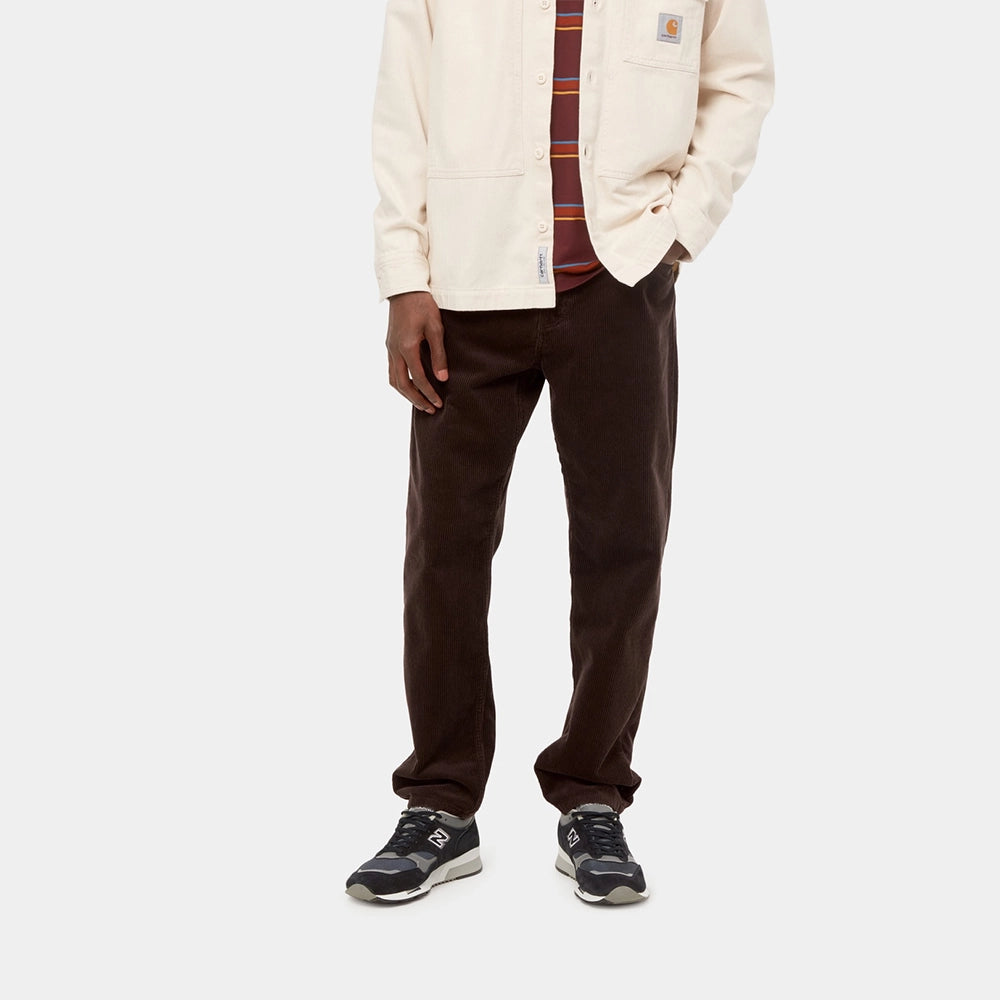 "Carhartt WIP Newel Pant – Tobacco. Braune Hose aus geripptem Cord, mit Knopfleiste, Five-Pocket-Design und Carhartt WIP Square Label."