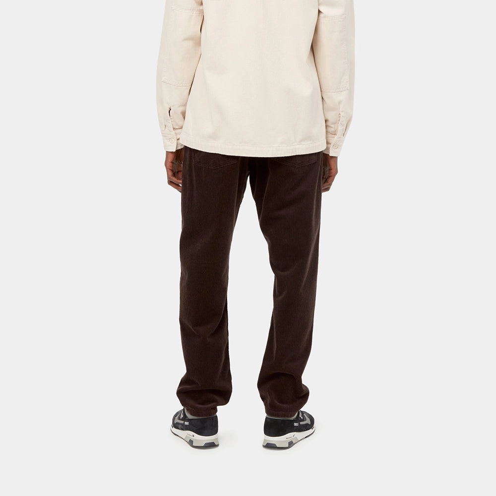 "Carhartt WIP Newel Pant – Tobacco. Braune Hose aus geripptem Cord, mit Knopfleiste, Five-Pocket-Design und Carhartt WIP Square Label."