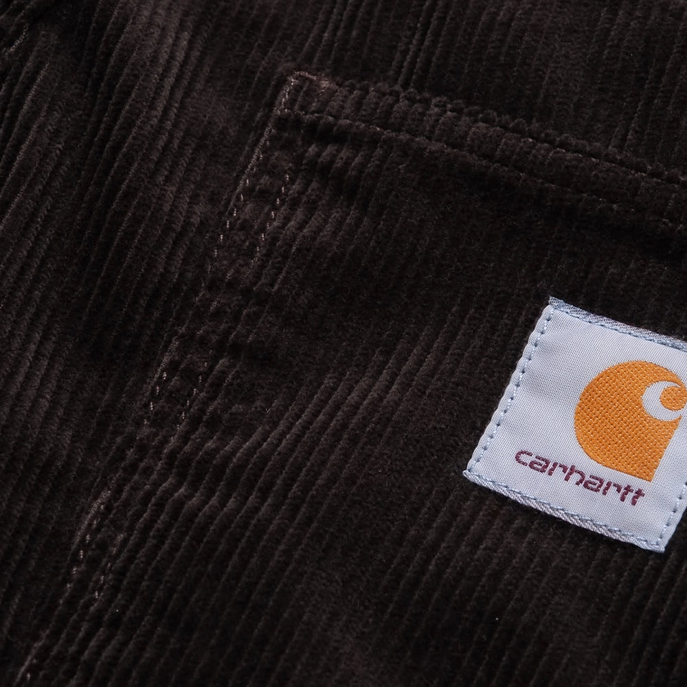 "Carhartt WIP Newel Pant – Tobacco. Braune Hose aus geripptem Cord, mit Knopfleiste, Five-Pocket-Design und Carhartt WIP Square Label."