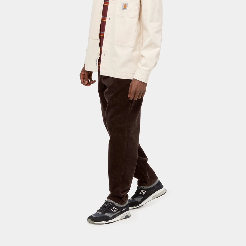 "Carhartt WIP Newel Pant – Tobacco. Braune Hose aus geripptem Cord, mit Knopfleiste, Five-Pocket-Design und Carhartt WIP Square Label."