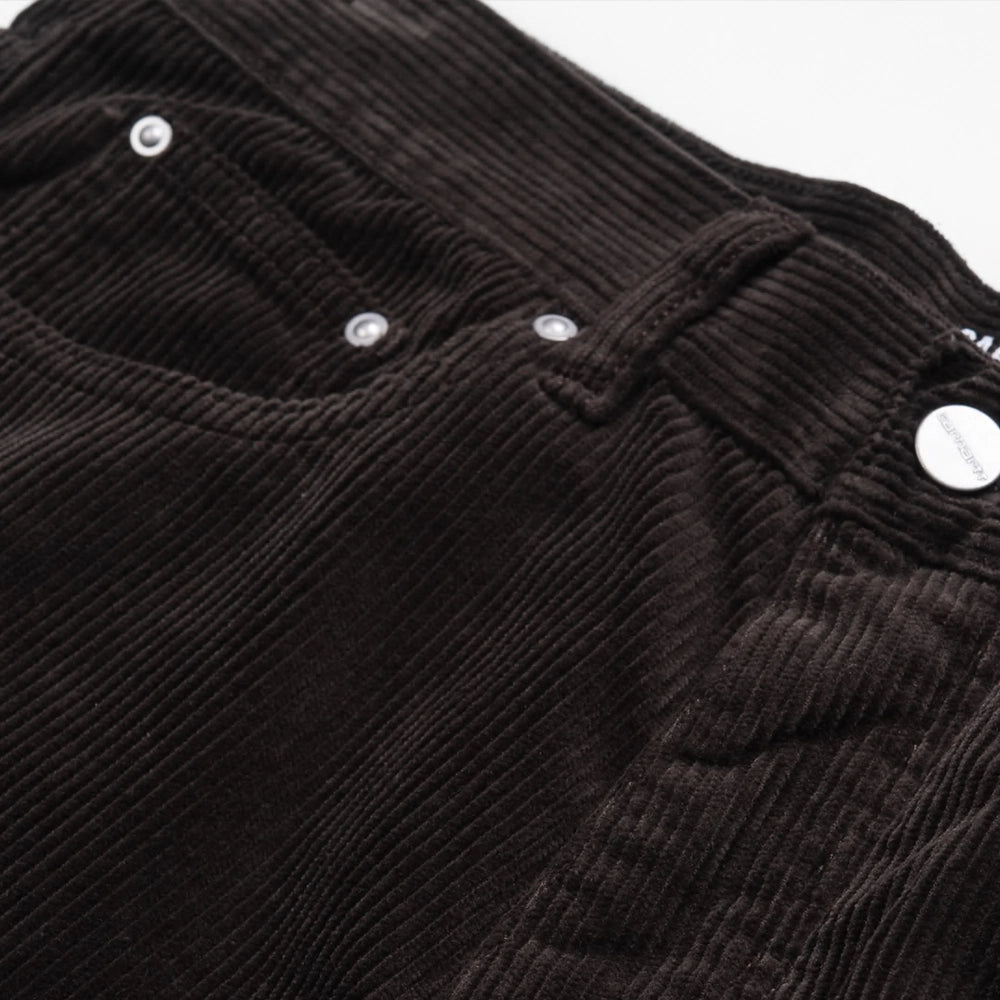 "Carhartt WIP Newel Pant – Tobacco. Braune Hose aus geripptem Cord, mit Knopfleiste, Five-Pocket-Design und Carhartt WIP Square Label."
