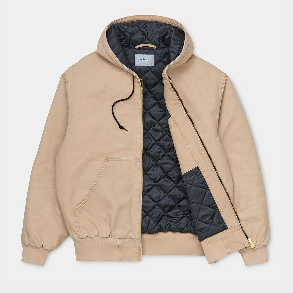 "Carhartt WIP OG Active Jacket in Dusty H Brown, aus robustem Duck Canvas, mit Kapuze, Reißverschluss und Bauchtaschen.“