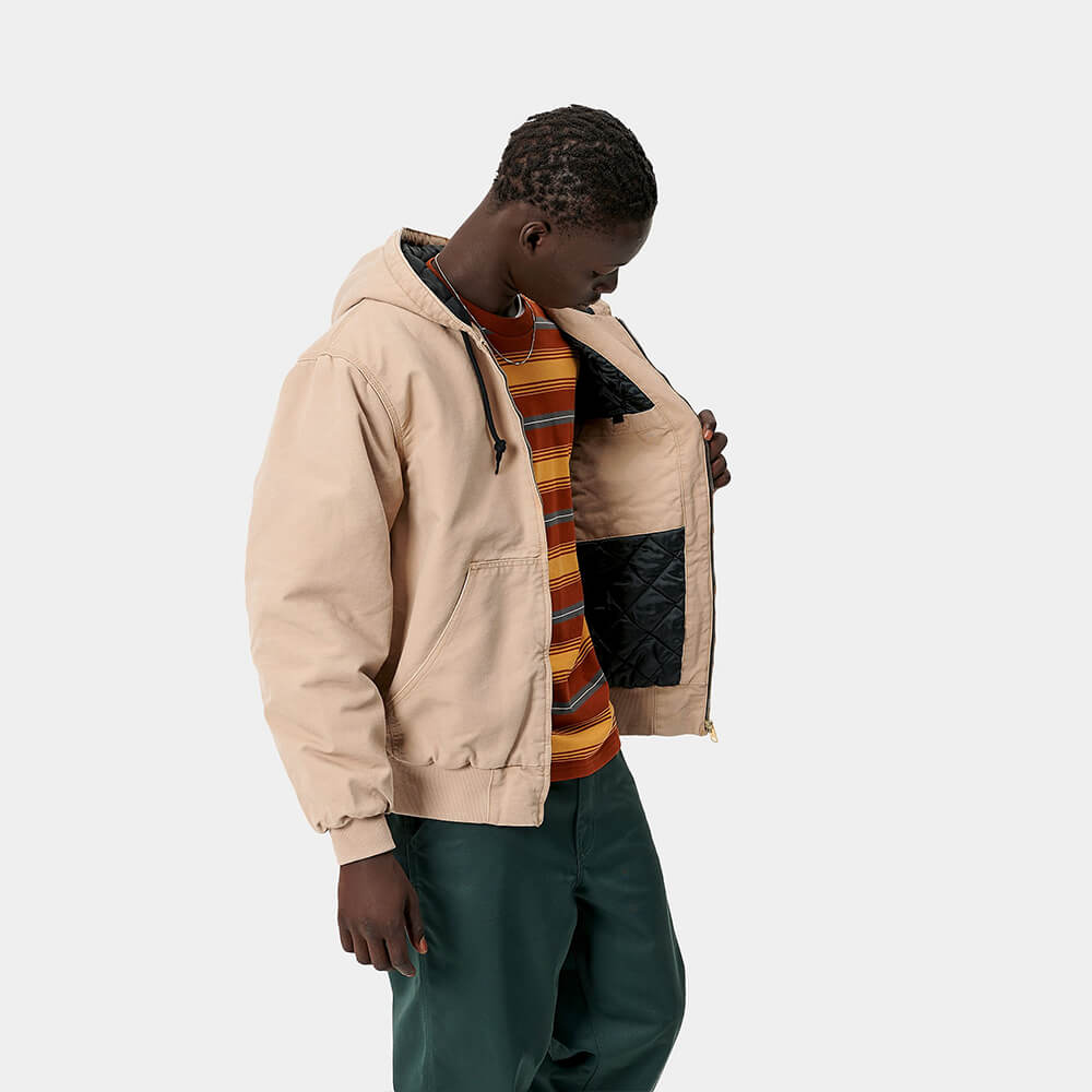 "Carhartt WIP OG Active Jacket in Dusty H Brown, aus robustem Duck Canvas, mit Kapuze, Reißverschluss und Bauchtaschen.“