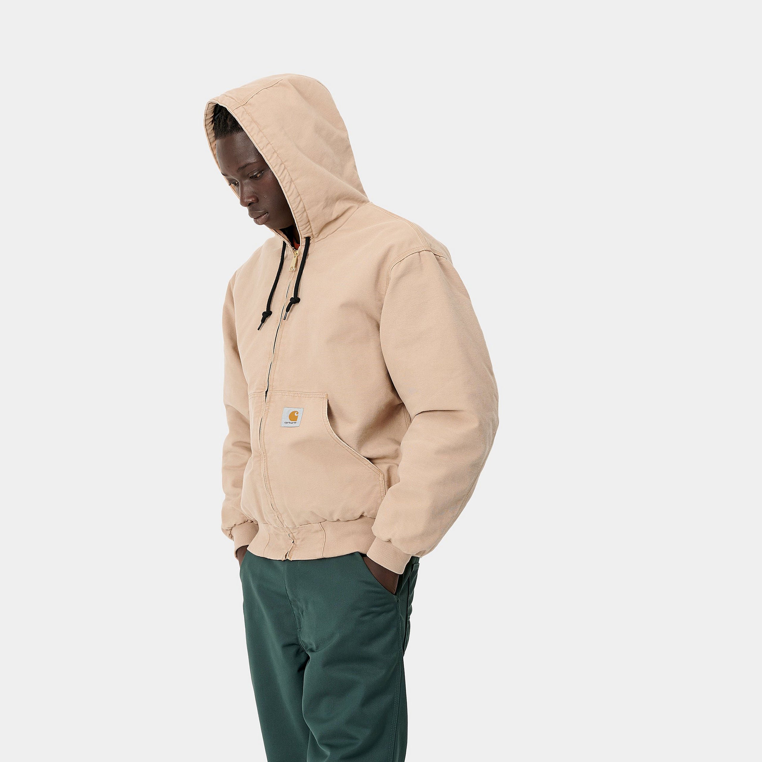 "Carhartt WIP OG Active Jacket in Dusty H Brown, aus robustem Duck Canvas, mit Kapuze, Reißverschluss und Bauchtaschen.“