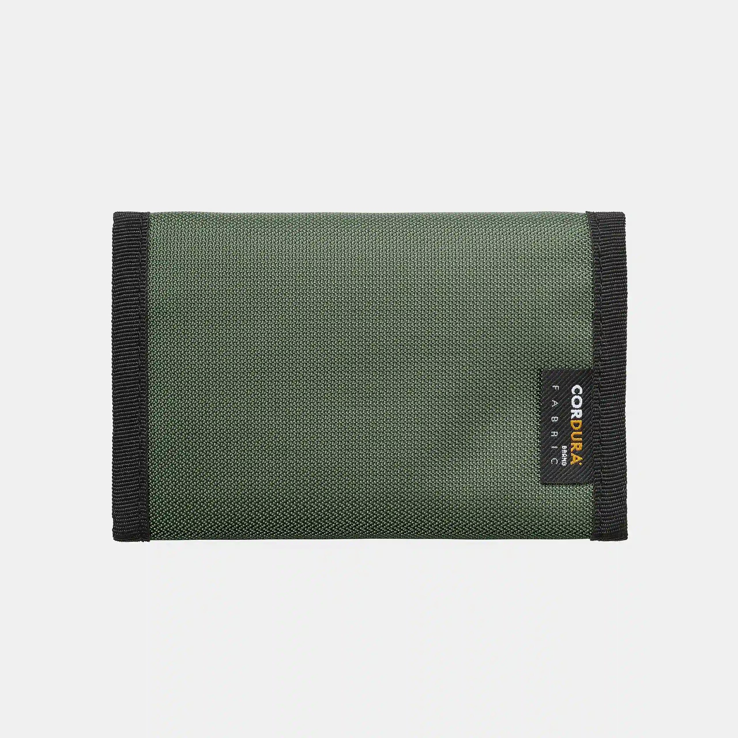 “Grünes Carhartt WIP Delta Wallet aus robustem Material mit Klettverschluss, Reißverschlussfach und Carhartt WIP Logo.“