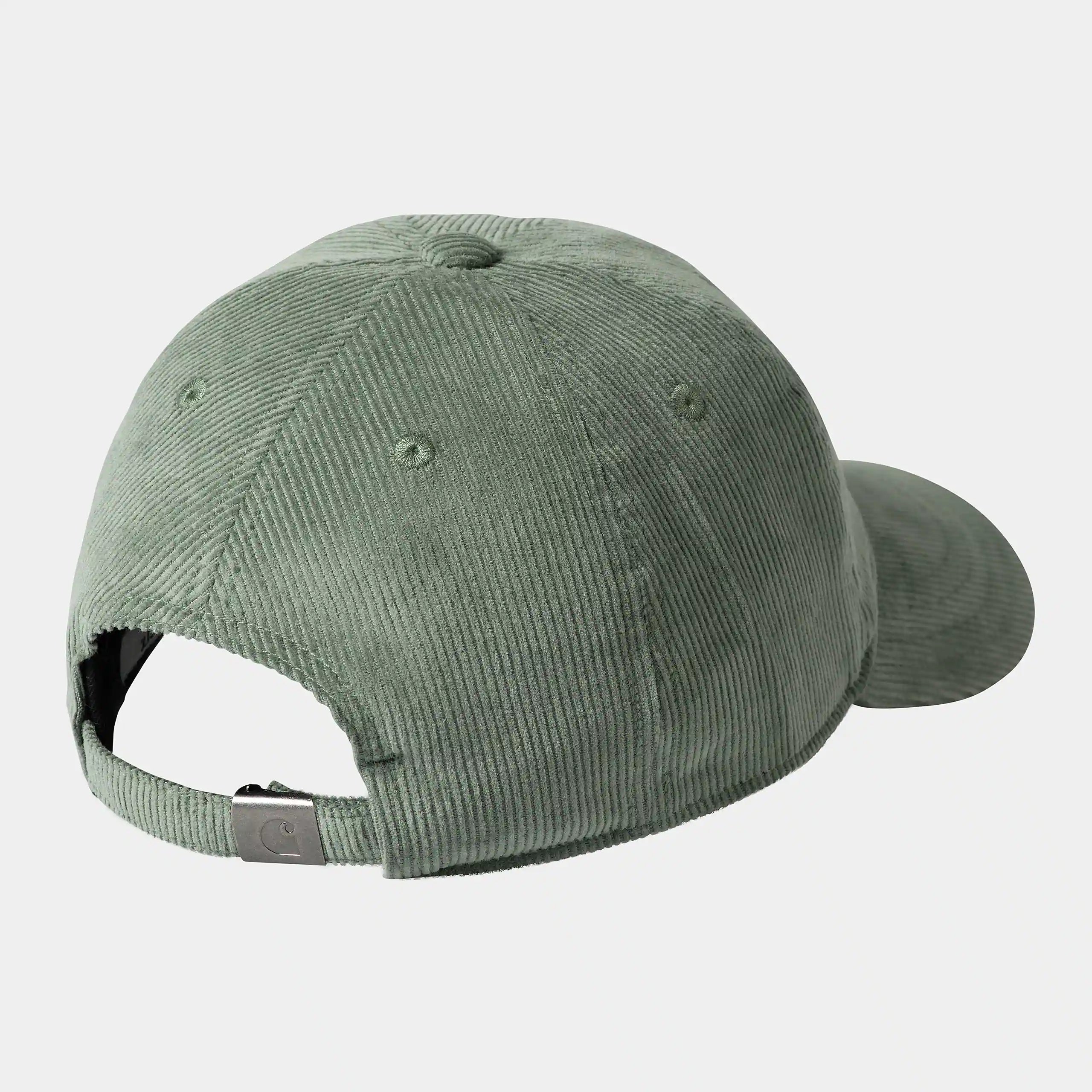 "Carhartt WIP Harlem Cap – Park. Dunkelgrüne Baseballkappe aus Baumwoll-Twill, mit gebogenem Schirm und gesticktem, orangefarbenem Carhartt WIP Logo vorne."