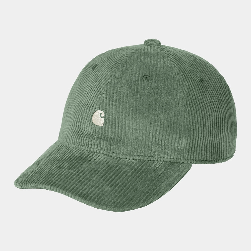 “Carhartt WIP Harlem Cap – Park / Wax. Grünes Cord-Cap, mit unstrukturierter Form, flachem Schirm und cremefarbener Carhartt Script-Logo-Stickerei.“