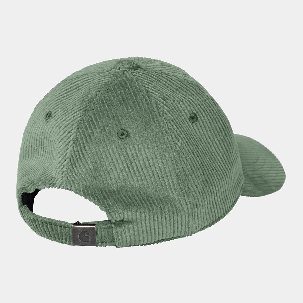“Carhartt WIP Harlem Cap – Park / Wax. Grünes Cord-Cap, mit unstrukturierter Form, flachem Schirm und cremefarbener Carhartt Script-Logo-Stickerei.“