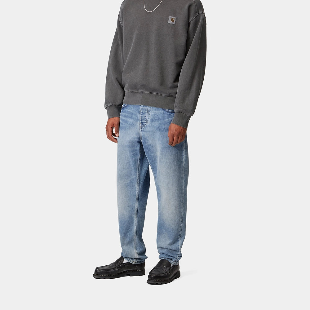 “Carhartt WIP Newel Pant in Blue (light used wash) – Relaxed Tapered Fit Jeans aus 13,5 oz Maitland-Denim bei Stickabush Berlin.“