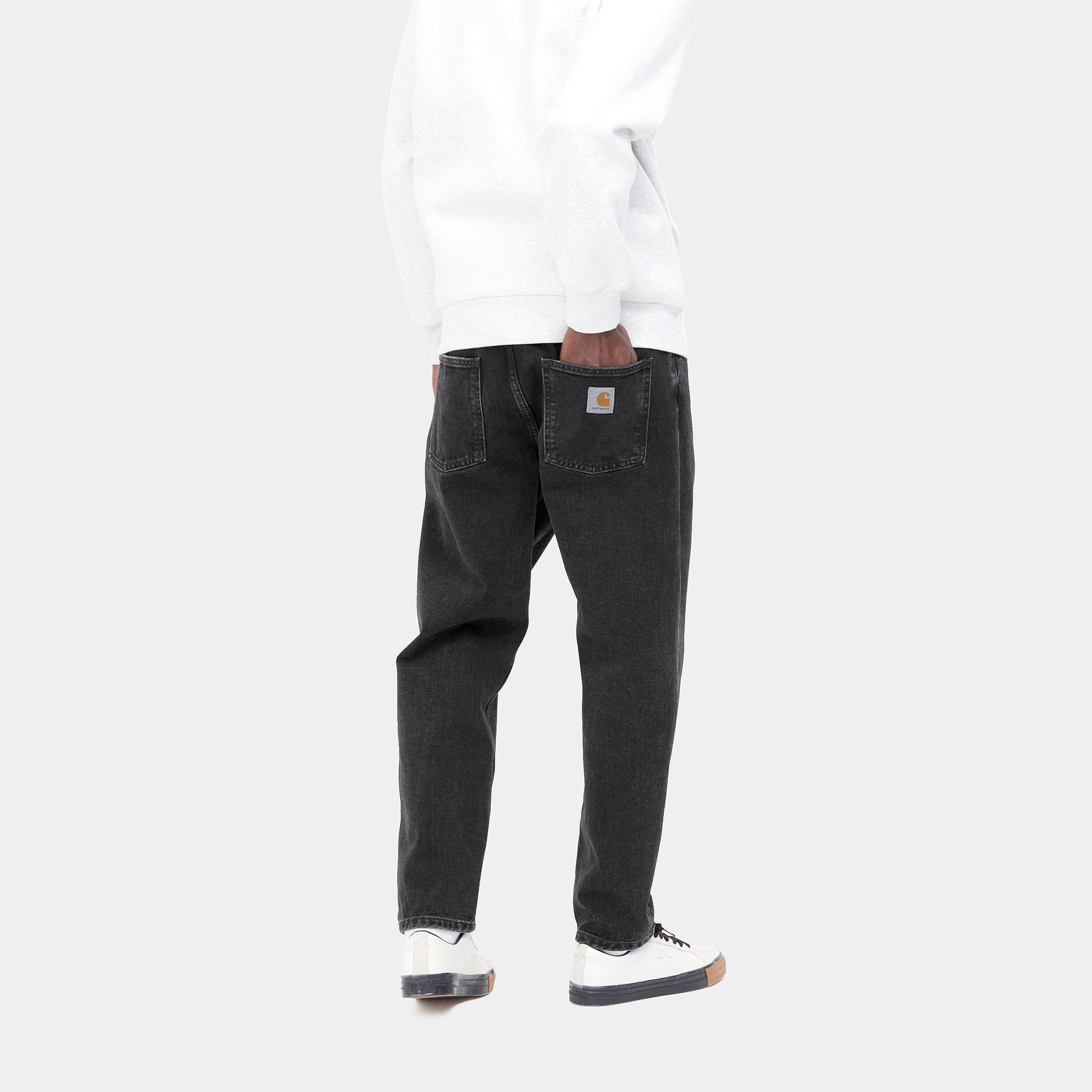 "Carhartt Newel Pant in Black (Stone Washed), Baumwolle, lockere Passform, klassische Jeanshose mit leichtem Used-Look."