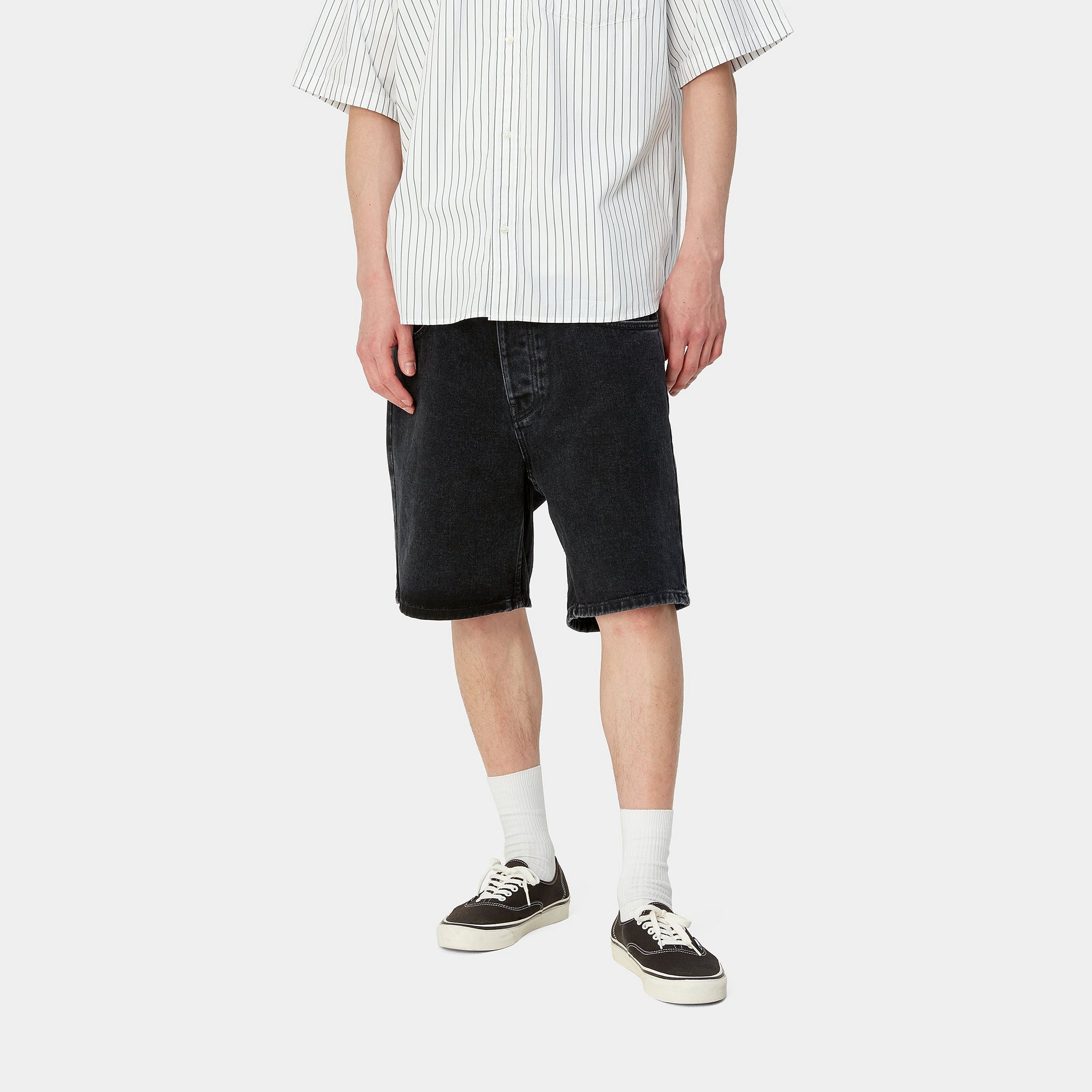 "Carhartt Newel Short in Schwarz (Stone Washed), Baumwolle, lockere Passform, klassische Jeans-Shorts mit leichtem Used-Look."