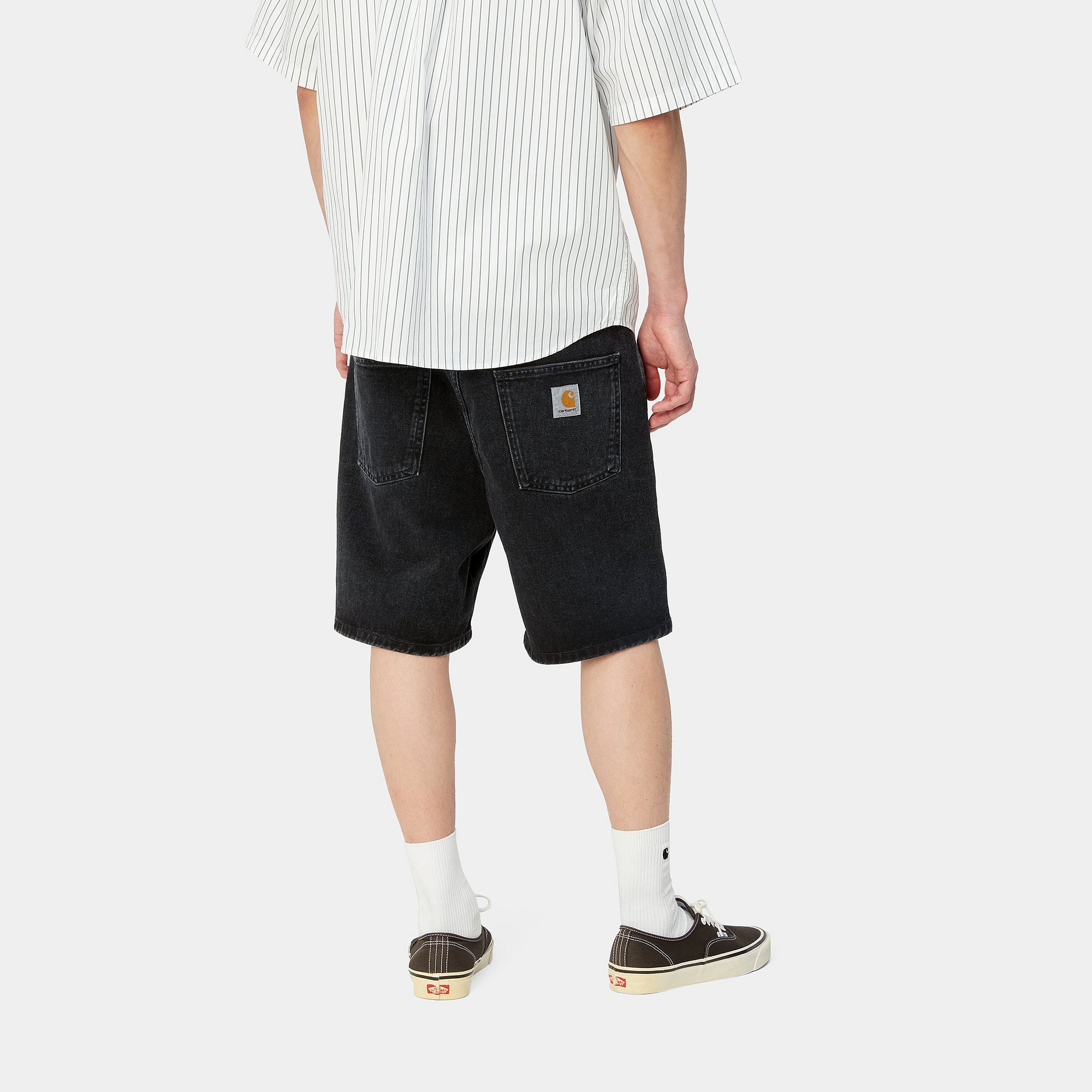 "Carhartt Newel Short in Schwarz (Stone Washed), Baumwolle, lockere Passform, klassische Jeans-Shorts mit leichtem Used-Look."