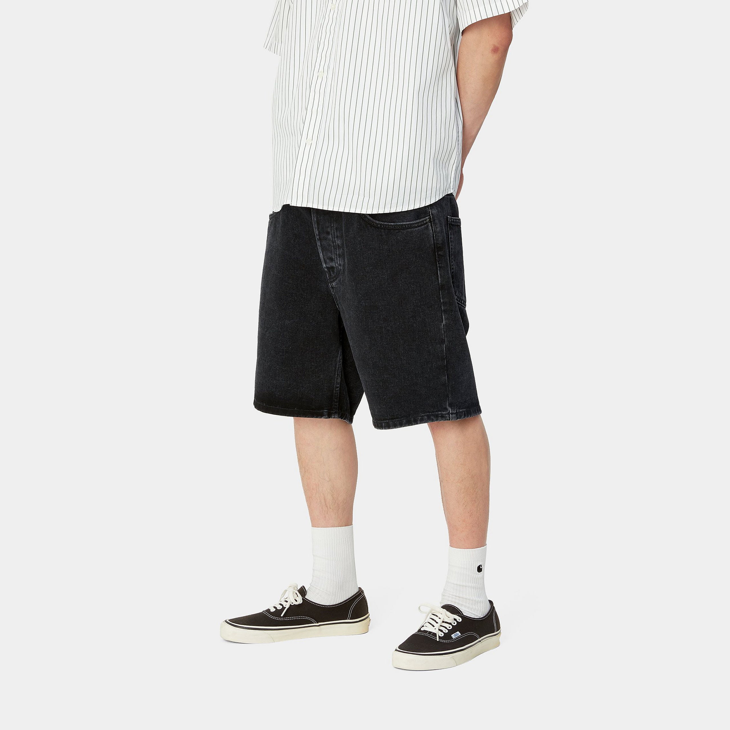 "Carhartt Newel Short in Schwarz (Stone Washed), Baumwolle, lockere Passform, klassische Jeans-Shorts mit leichtem Used-Look."