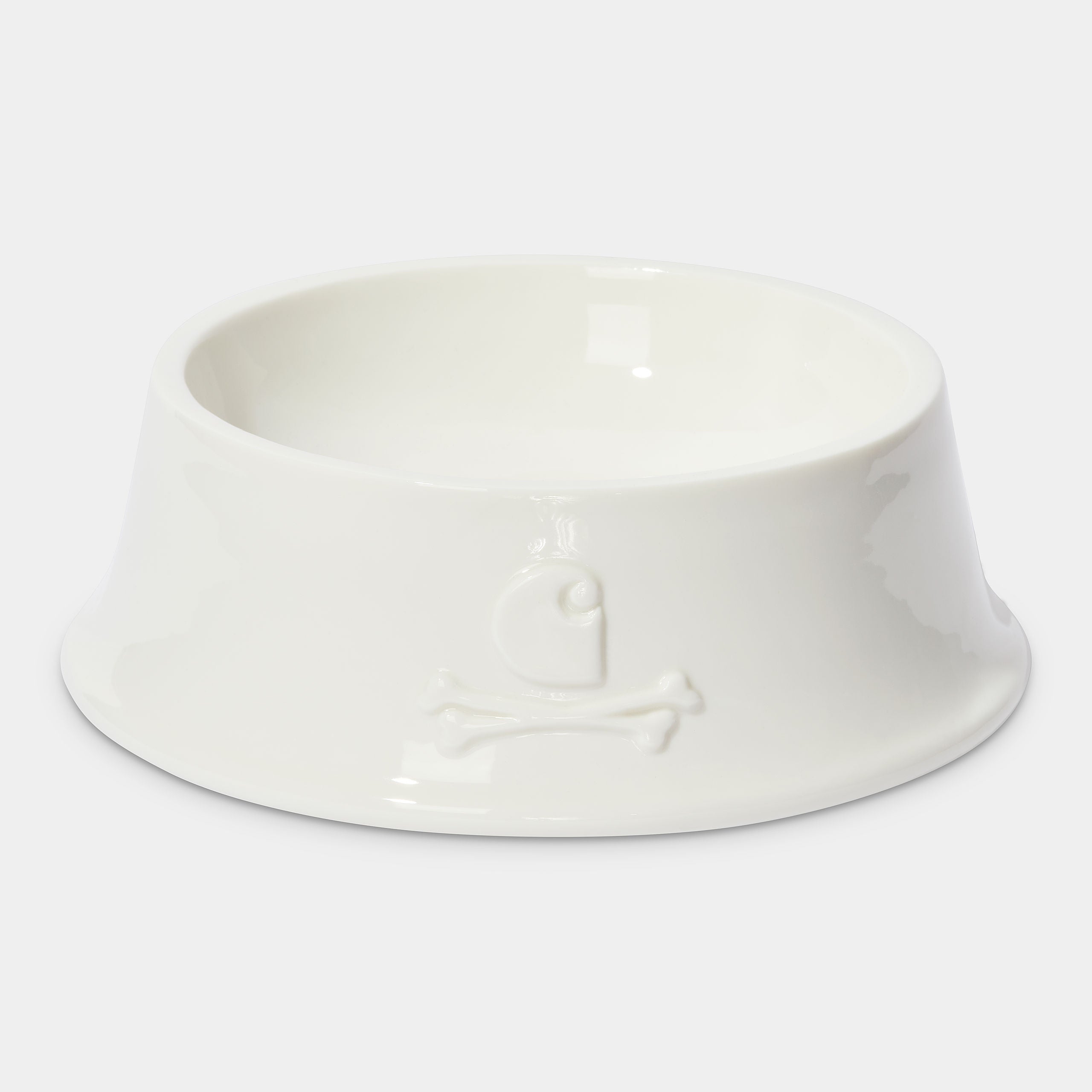 “Carhartt WIP Airwaves Dog Bowl Ceramic - Wax I029221_D6_00: Ein Fressnapf aus Keramik gefertigt und in einer Creme Farbe.“