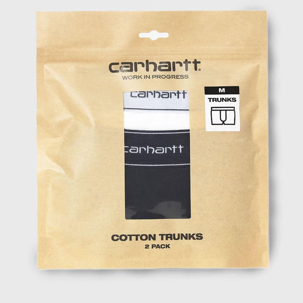 “Zwei Carhartt WIP Cotton Script Trunks: ein schwarzes, ein weißes, beide aus Baumwolle mit Logo-Bund.“