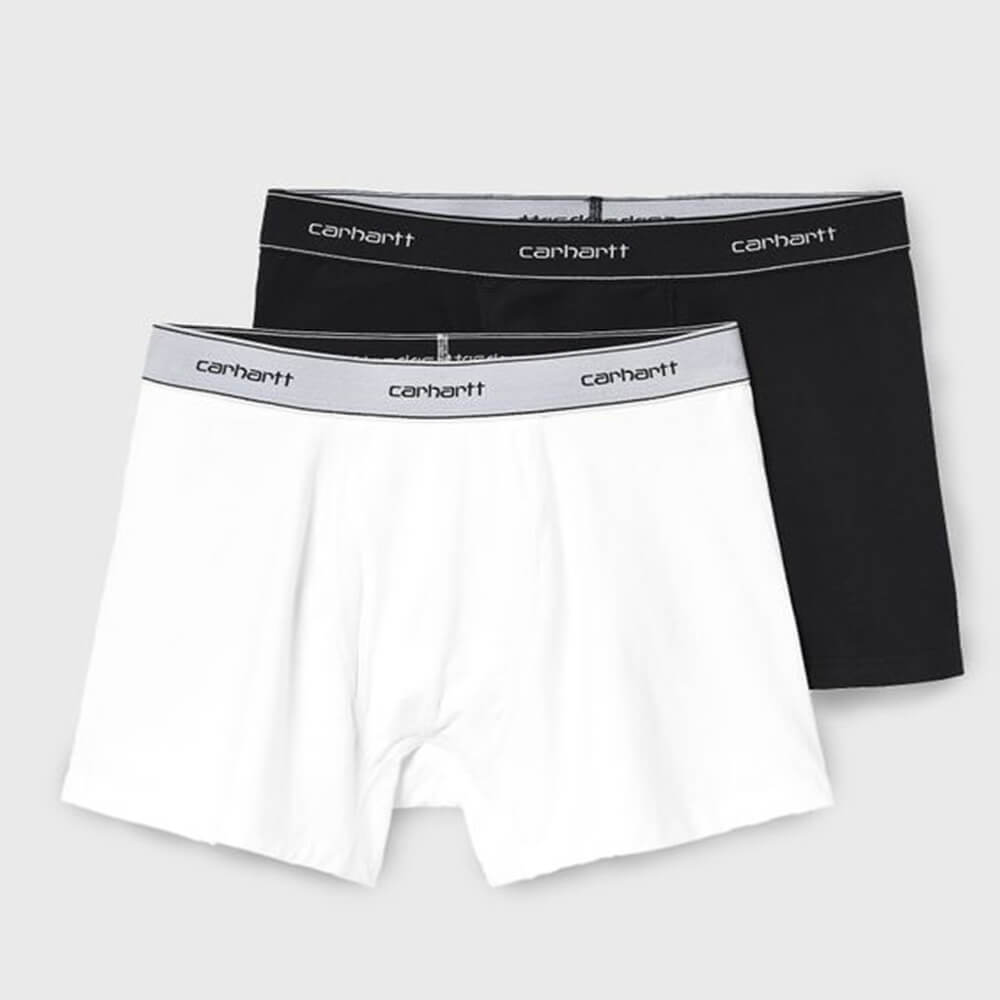 “Zwei Carhartt WIP Cotton Script Trunks: ein schwarzes, ein weißes, beide aus Baumwolle mit Logo-Bund.“