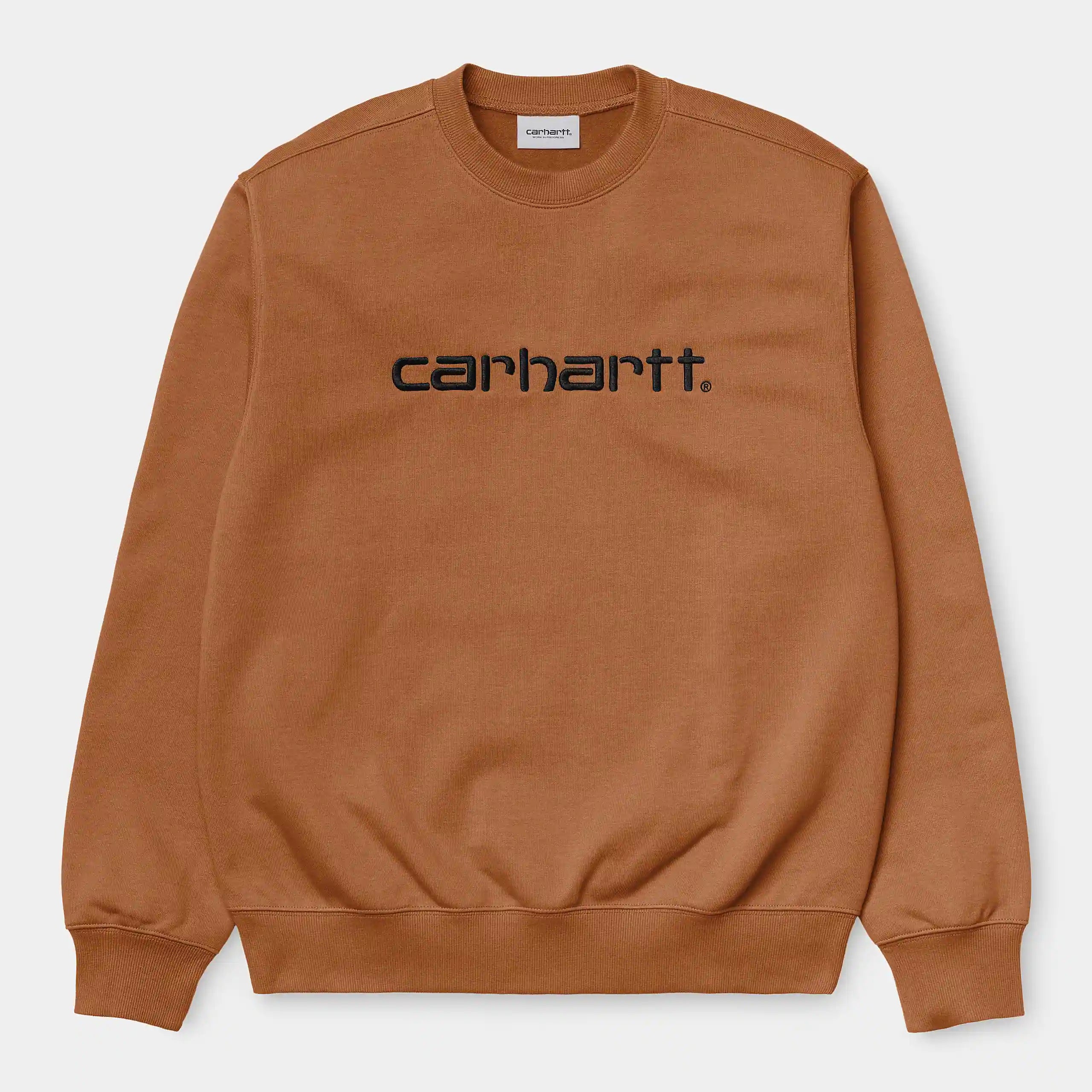 "Carhartt WIP Carhartt Sweat – Rum / Black. Braunes Sweatshirt aus Baumwoll-Jersey, mit lockerem Schnitt und großem schwarzem Carhartt Logo-Print auf der Brust."
