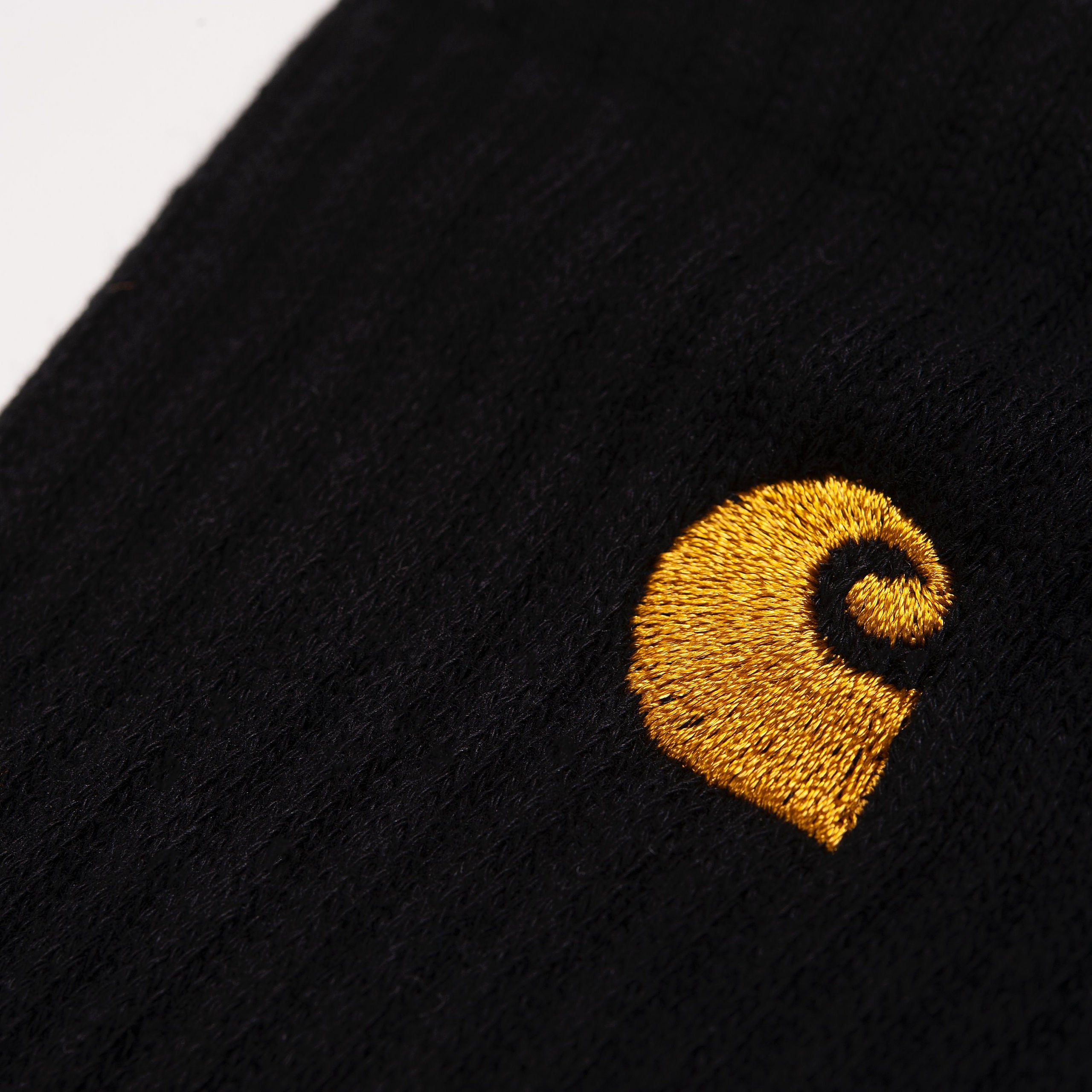 „Schwarze Carhartt WIP Chase Socks (I029421) mit goldener Logo-Stickerei am Knöchel – hochwertige Baumwollmix-Socken erhältlich bei Stickabush Berlin.“