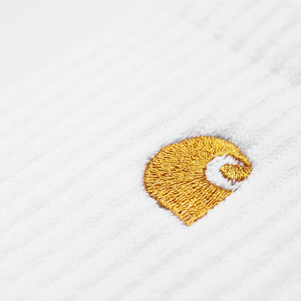 „Carhartt WIP Chase Socks (I029421) in White mit goldener Logo-Stickerei am Knöchel – hochwertige Baumwollmix-Socken erhältlich bei Stickabush Berlin.“