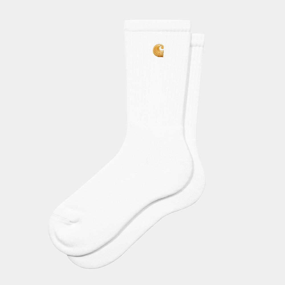 „Carhartt WIP Chase Socks (I029421) in White mit goldener Logo-Stickerei am Knöchel – hochwertige Baumwollmix-Socken erhältlich bei Stickabush Berlin.“
