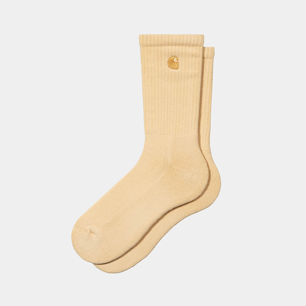 “Carhartt WIP Chase Socks – Citron / Gold. Gelbe Socken aus Baumwollmischung, mit geripptem Schaft und goldenem Carhartt "C" Logo-Stick."