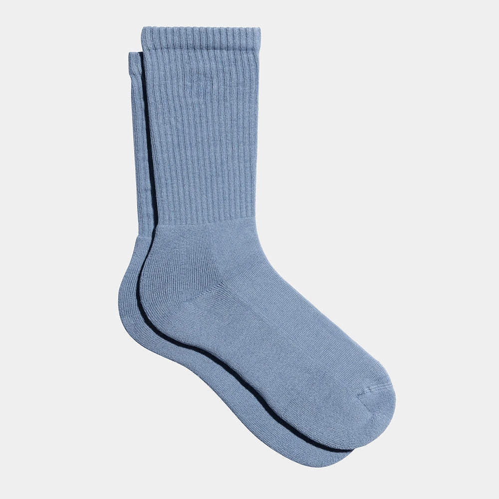 "Carhartt WIP Chase Socks – Charm Blue / Gold. Hellblaue Socken aus Baumwoll-Mix, mit geripptem Schaft und gesticktem, goldenem Carhartt WIP Logo am Knöchel."