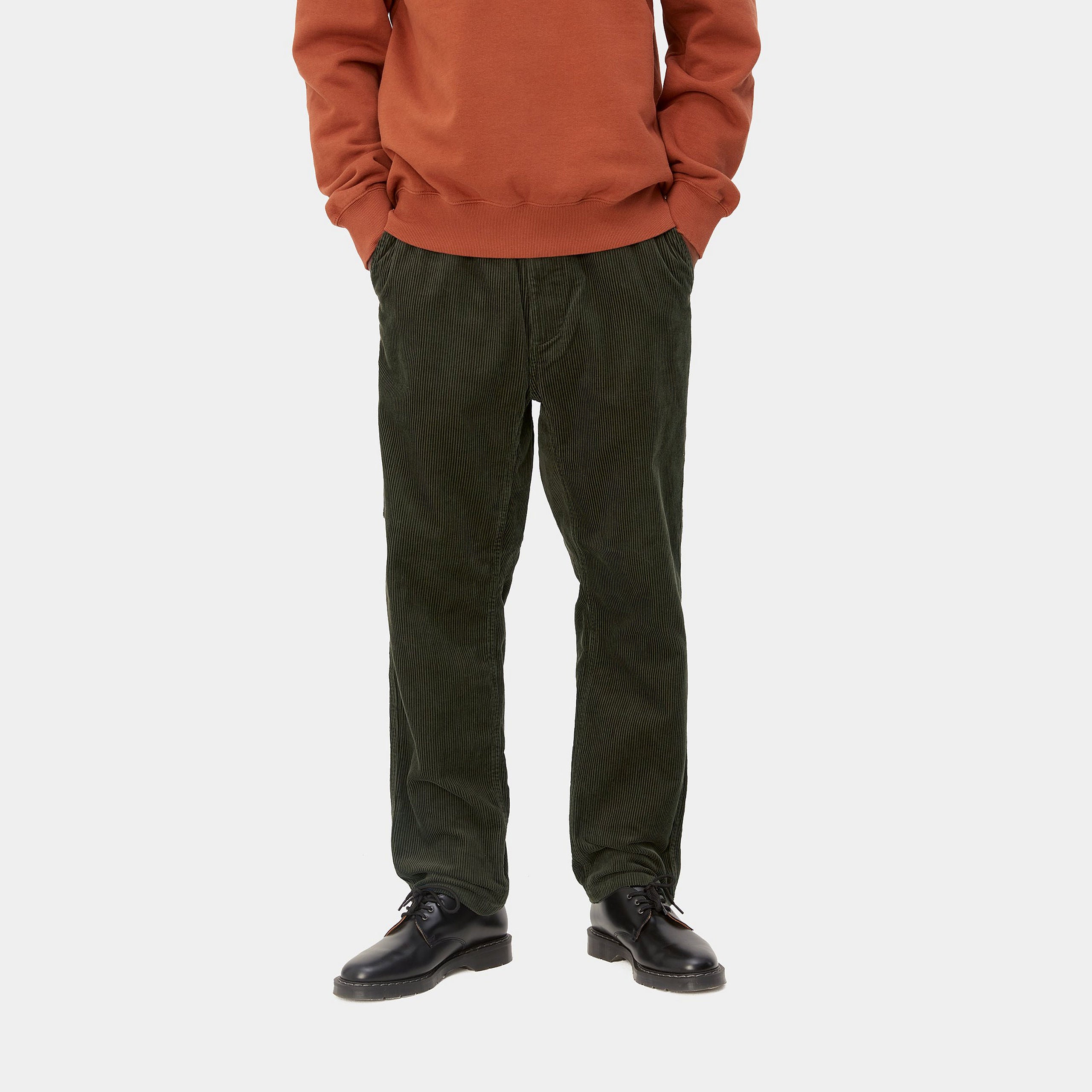 “Grüne Carhartt WIP Flint Pant aus gewaschenem Cord mit geradem Schnitt und dezentem Logo-Detail.“
