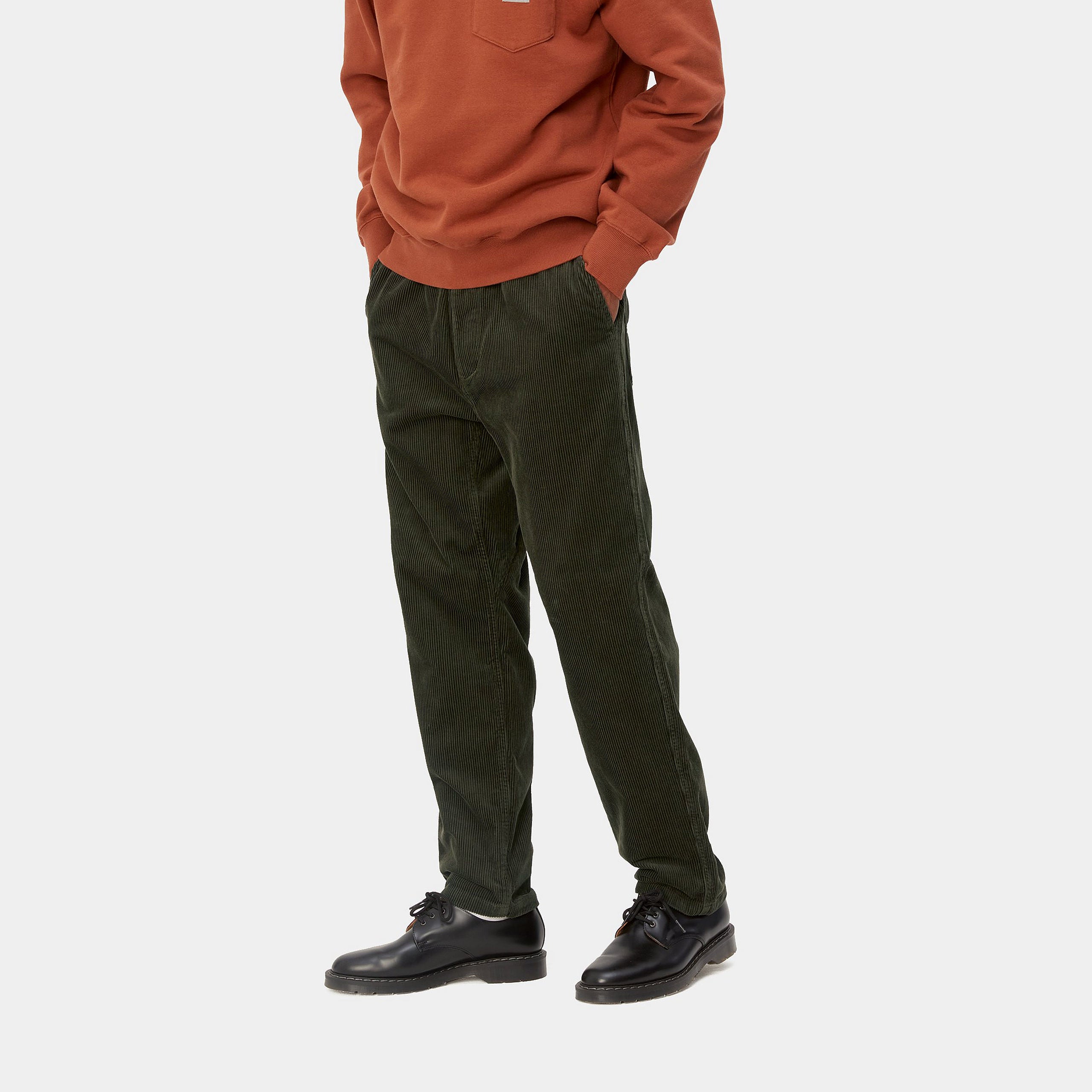 “Grüne Carhartt WIP Flint Pant aus gewaschenem Cord mit geradem Schnitt und dezentem Logo-Detail.“