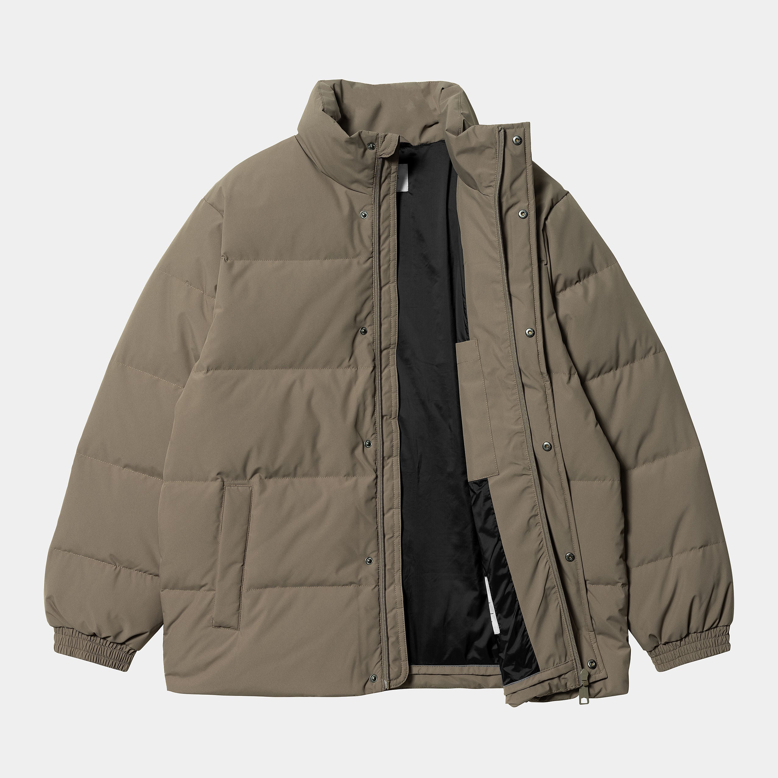 "Braune Carhartt WIP Danville Daunenjacke für Herren, Puffer-Design mit Logo-Schriftzug auf der Brust. bei Stickabush Berlin.“