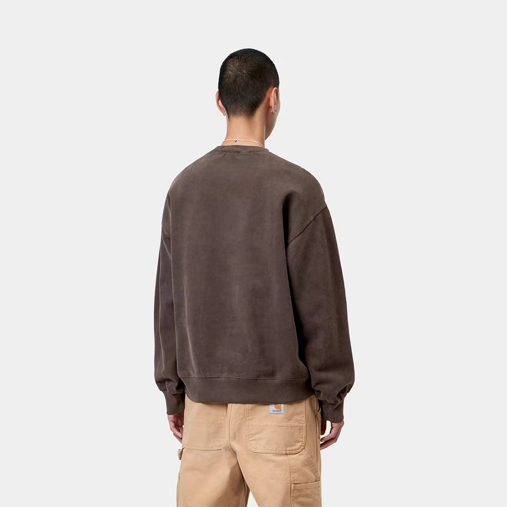 Carhartt WIP Vista Sweat in der Farbe Tobacco (Garment Dyed) Rueckansicht am Model – STICKABUSH Streetwear Store Berlin-Kreuzberg