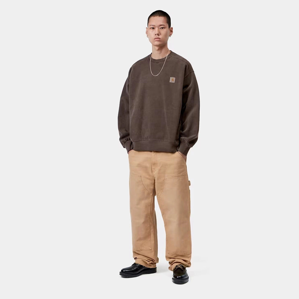 Carhartt WIP Vista Sweat in der Farbe Tobacco (Garment Dyed) Frontansicht Outfit am Model – STICKABUSH Streetwear Store Berlin-Kreuzberg