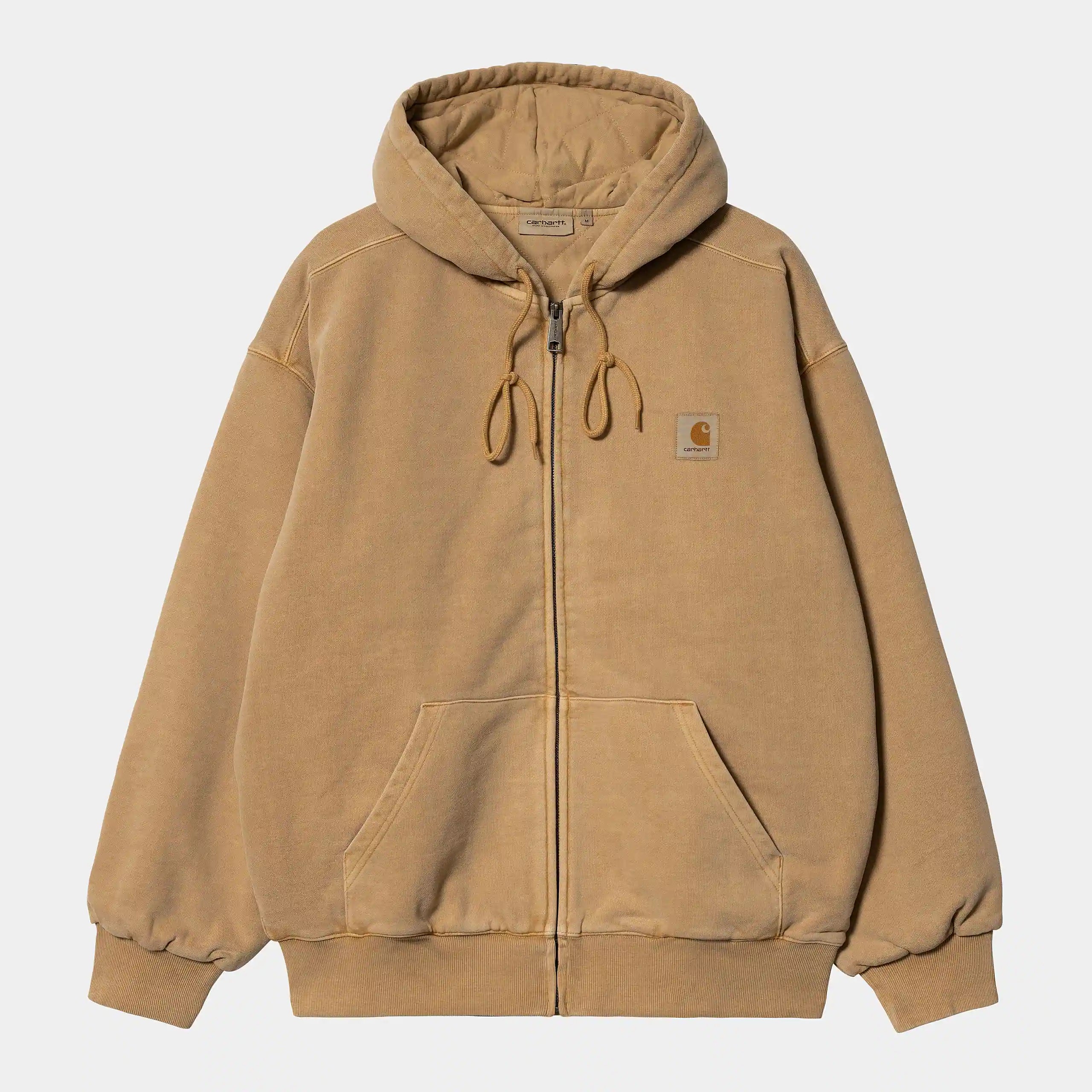 “Hellbraune Carhartt WIP Hooded Vista Jacket ("Dusty Hamilton Brown"). Schwere Kapuzenjacke aus robustem Baumwoll-Canvas mit verstellbarer Kapuze, durchgehendem Reißverschluss, zwei Seitentaschen und gewebtem Logo-Etikett. Lässiger Workwear-Stil.“