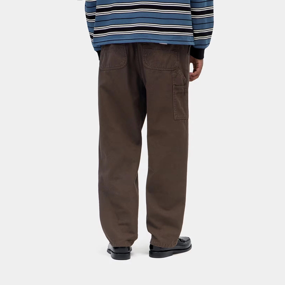 “Carhartt WIP Flint Pant aus Baumwoll-Twill in Tobacco mit elastischem Bund, Kordelzug und gewebtem Square Label jetzt bei STICKABUSH.“
