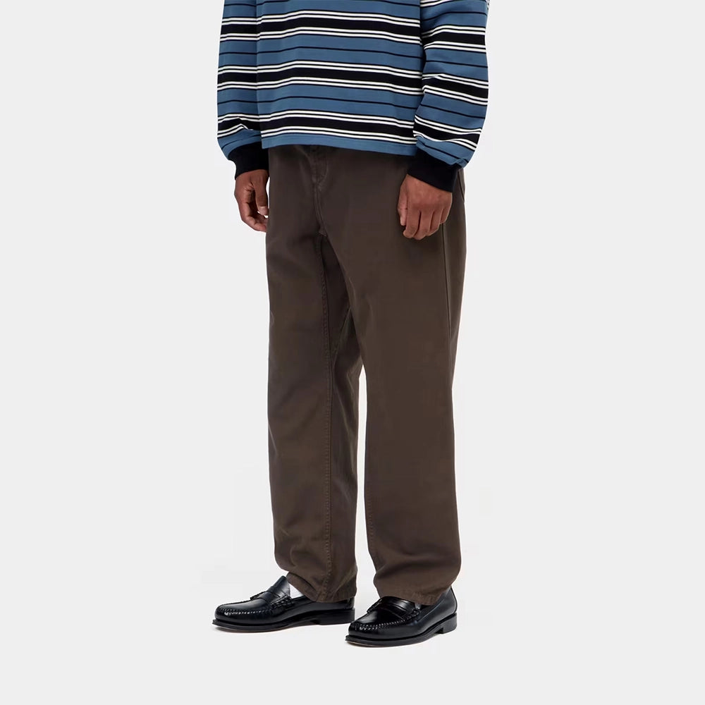 “Carhartt WIP Flint Pant aus Baumwoll-Twill in Tobacco mit elastischem Bund, Kordelzug und gewebtem Square Label jetzt bei STICKABUSH.“