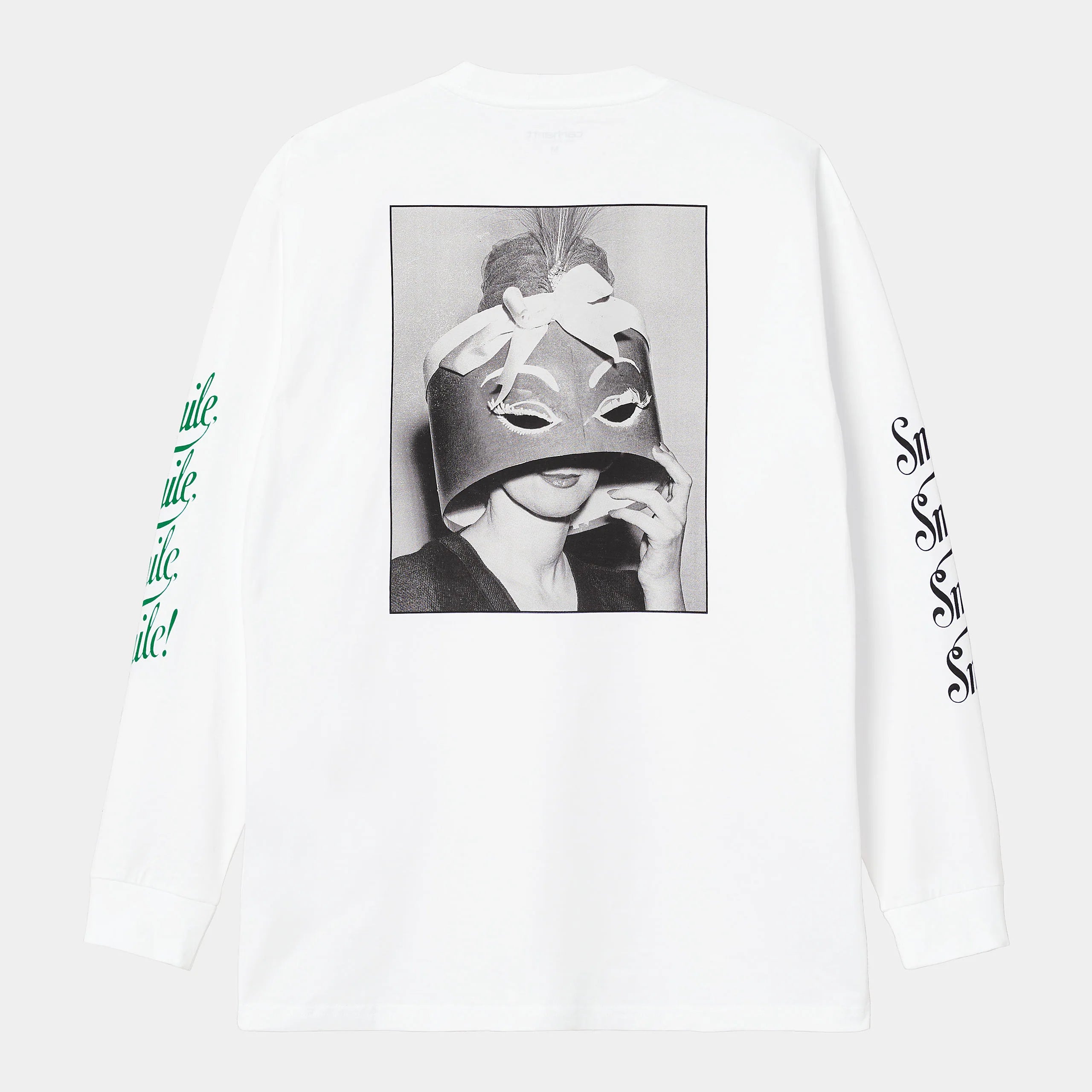 Carhartt WIP L/S Smile T-Shirt – White. Weißes Langarmshirt aus Bio-Baumwolle, mit lockerem Schnitt und kleinem, schwarzem "Smile" Schriftzug auf der Brust.