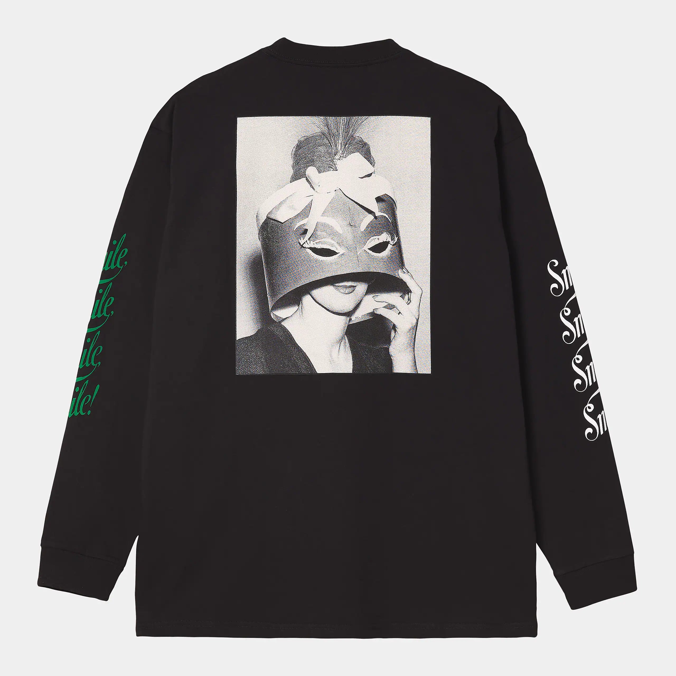Carhartt WIP L/S Smile T-Shirt – Black. Schwarzes Langarmshirt aus Bio-Baumwolle, mit lockerem Schnitt und kleinem, weißem "Smile" Schriftzug auf der Brust.