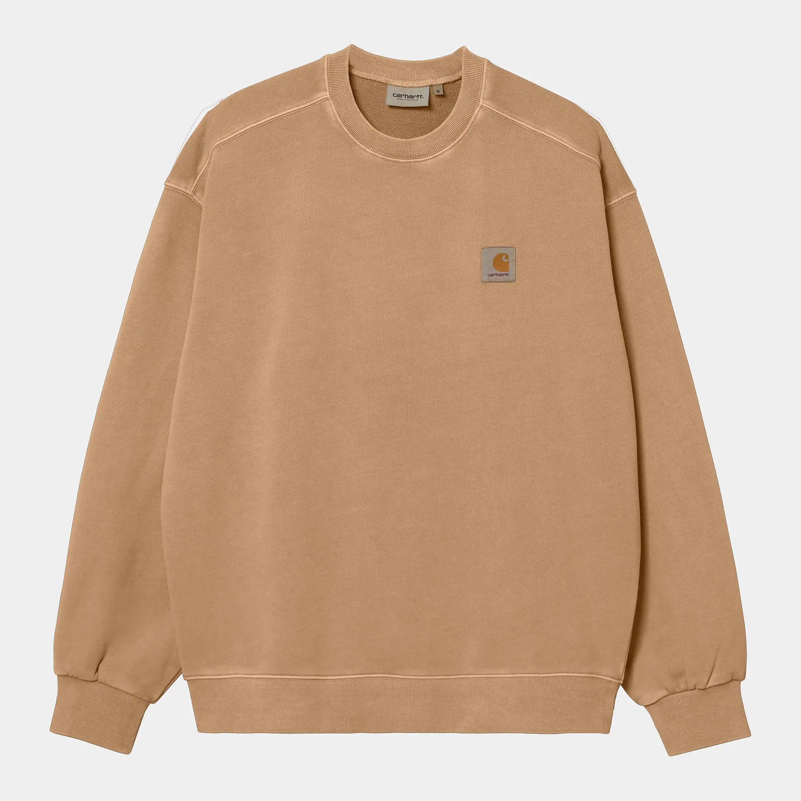 "Carhartt WIP Nelson Sweat – Dusty Hamilton Brown. Braunes Sweatshirt aus Baumwolle, mit Loose Fit, Rippbündchen und gewebtem Carhartt WIP Square Label."