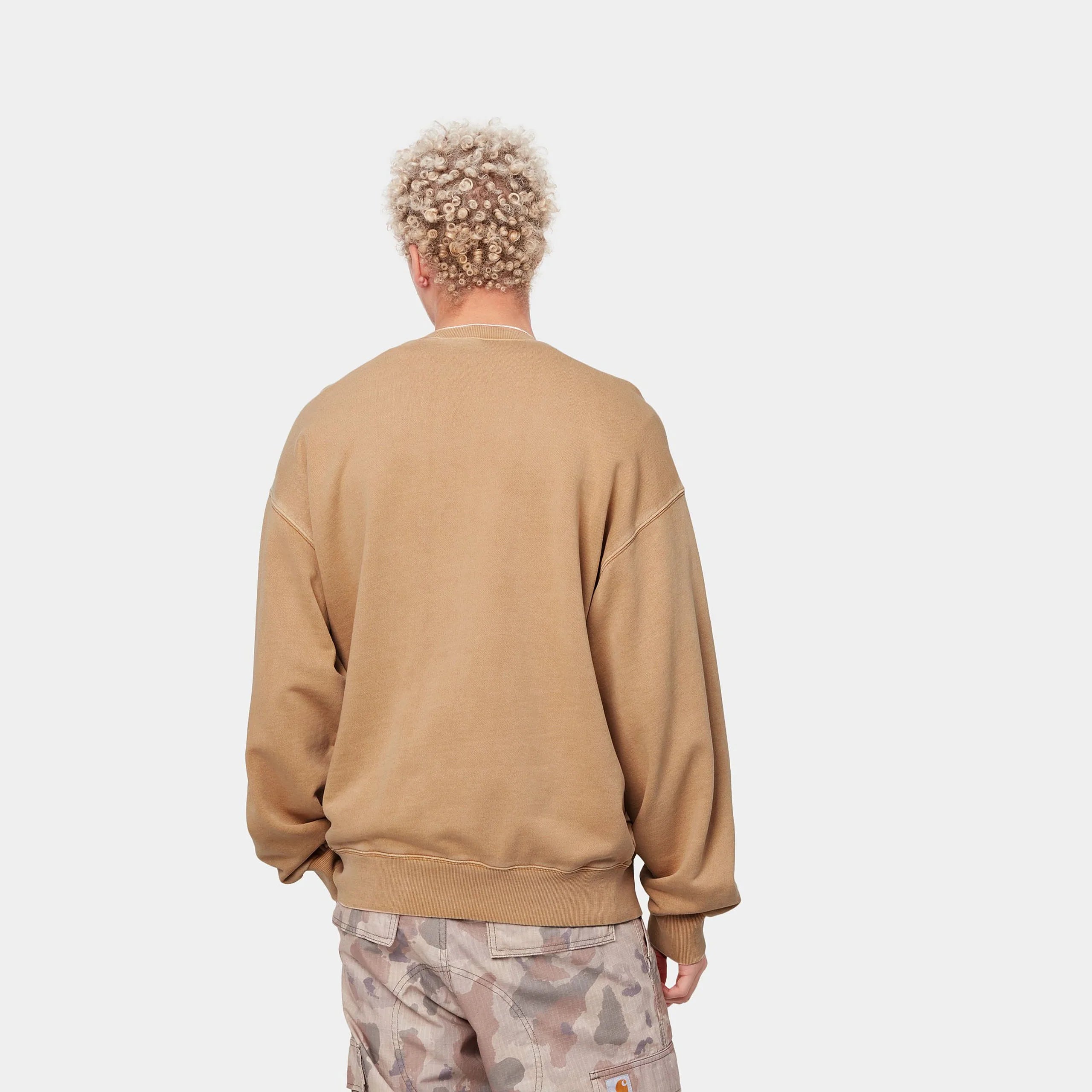 "Carhartt WIP Nelson Sweat – Dusty Hamilton Brown. Braunes Sweatshirt aus Baumwolle, mit Loose Fit, Rippbündchen und gewebtem Carhartt WIP Square Label."