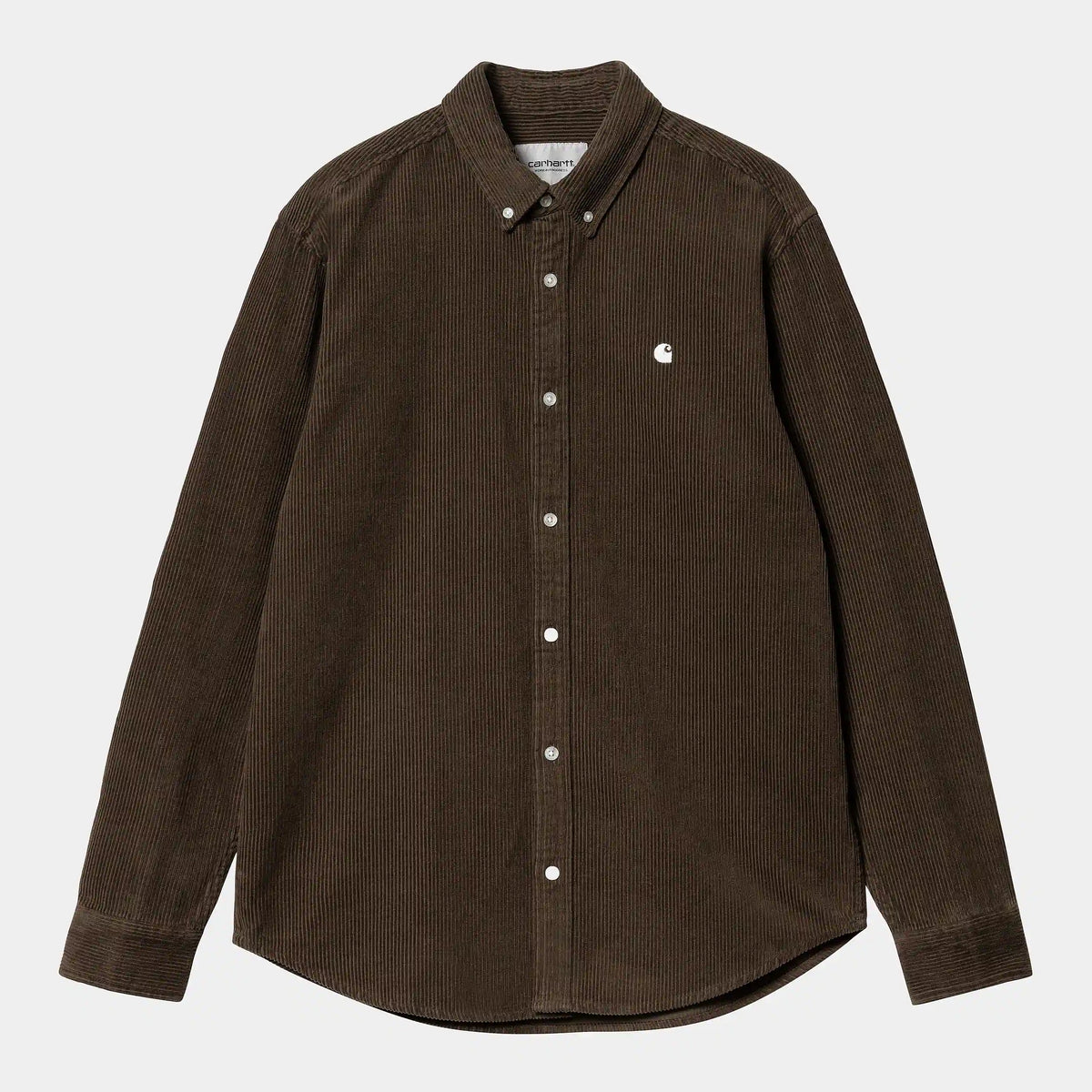 Carhartt WIP L/S Madison Cord Shirt – Buckeye / Wax. Cordhemd in Dunkelbraun aus Baumwolle mit Button-Down-Kragen und gesticktem Logo.