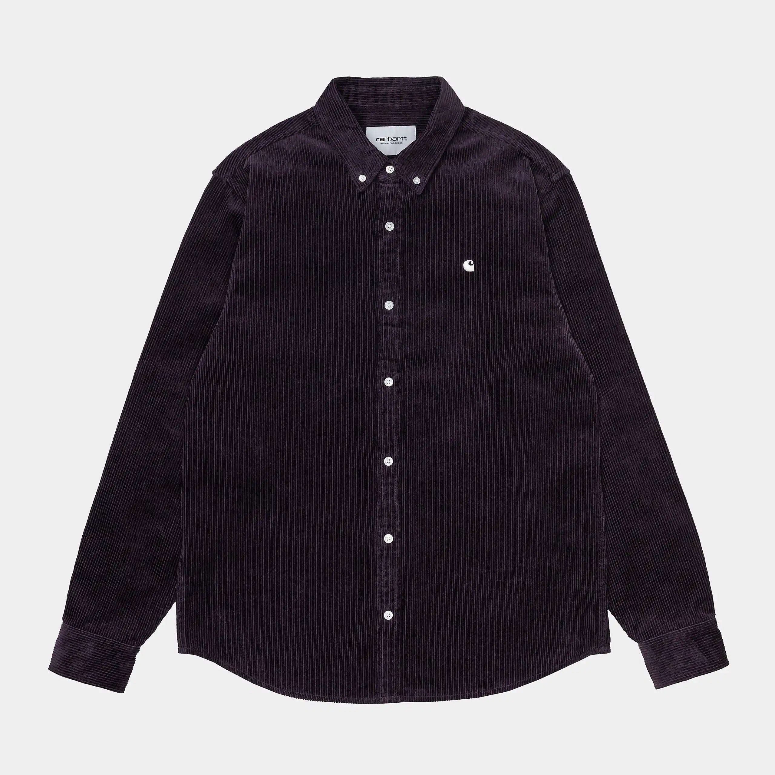 Carhartt WIP L/S Madison Cord Shirt – Dark Iris / Wax. Lila Cordhemd aus Baumwolle, mit Button-down-Kragen und gewebtem Carhartt WIP Logo auf der Brusttasche.