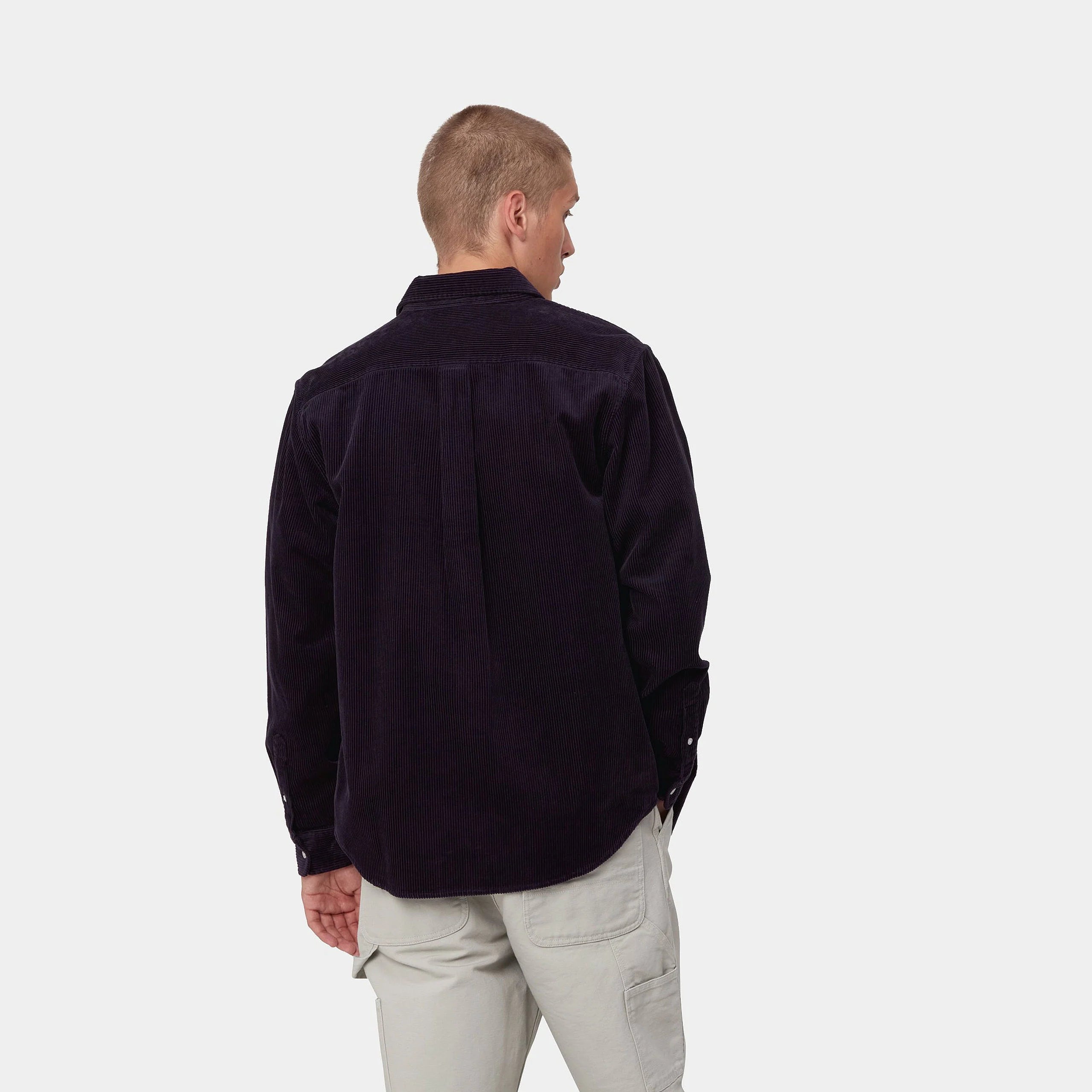 Carhartt WIP L/S Madison Cord Shirt – Dark Iris / Wax. Lila Cordhemd aus Baumwolle, mit Button-down-Kragen und gewebtem Carhartt WIP Logo auf der Brusttasche.