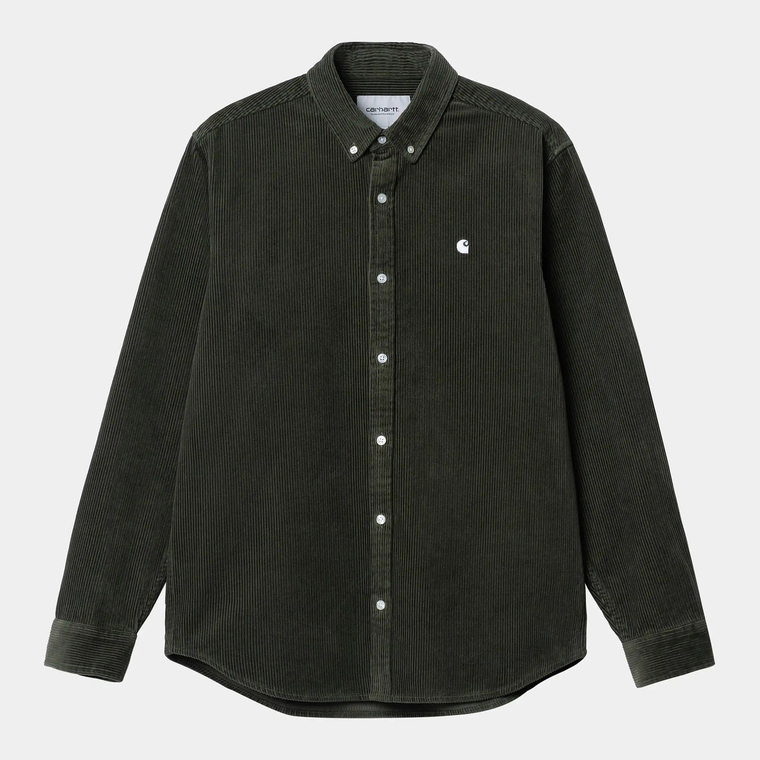 Carhartt WIP L/S Madison Cord Shirt – Plant / Wax. Grünes Corduroy-Hemd, aus Baumwolle, mit Button-Down-Kragen, Logostickerei auf der Brust und abgerundetem Saum.