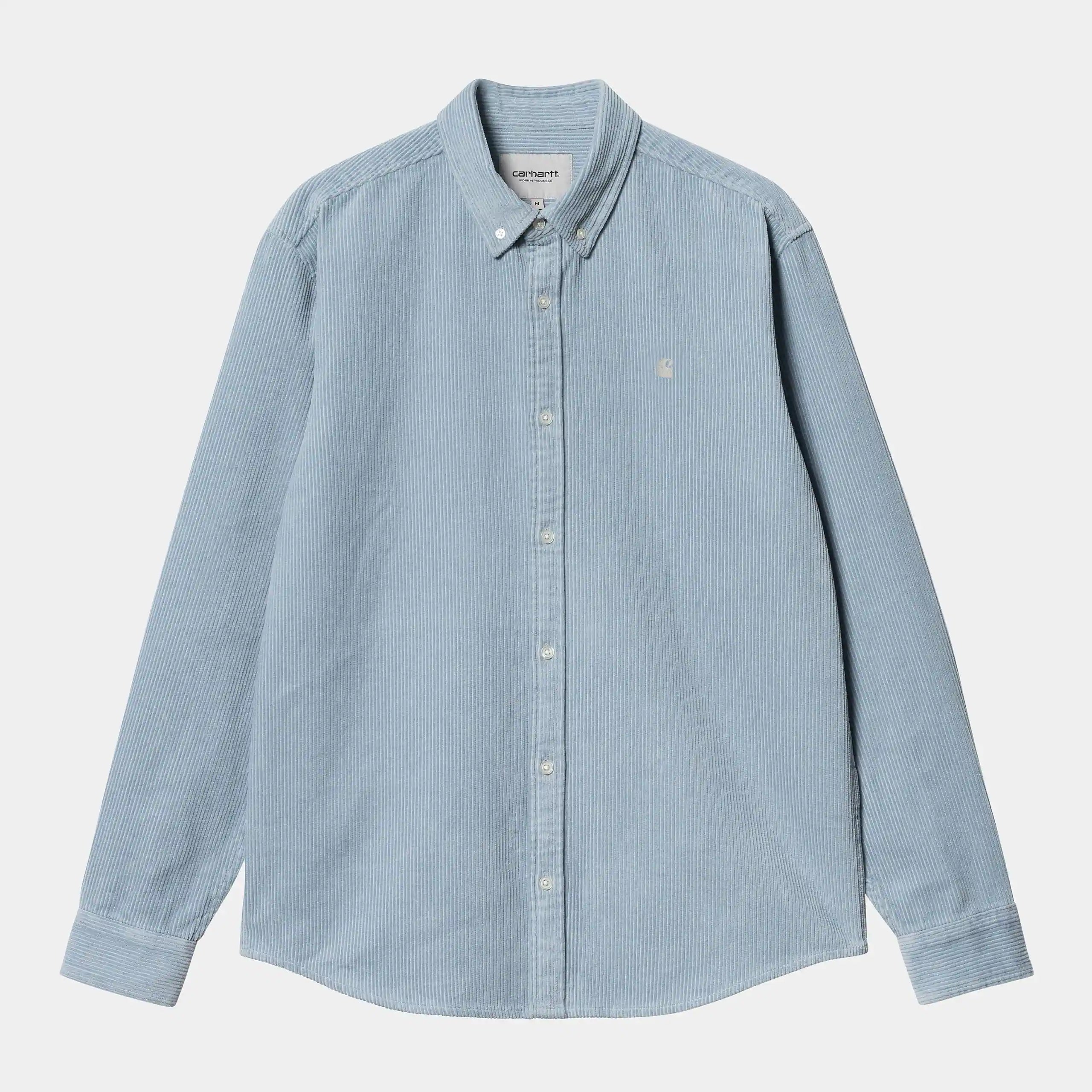 Carhartt WIP L/S Madison Cord Shirt – Dusty Ice / Wax. Hellblaues Cordhemd aus Baumwolle, mit Button-Down-Kragen, Logostickerei auf der Brust und abgerundetem Saum.