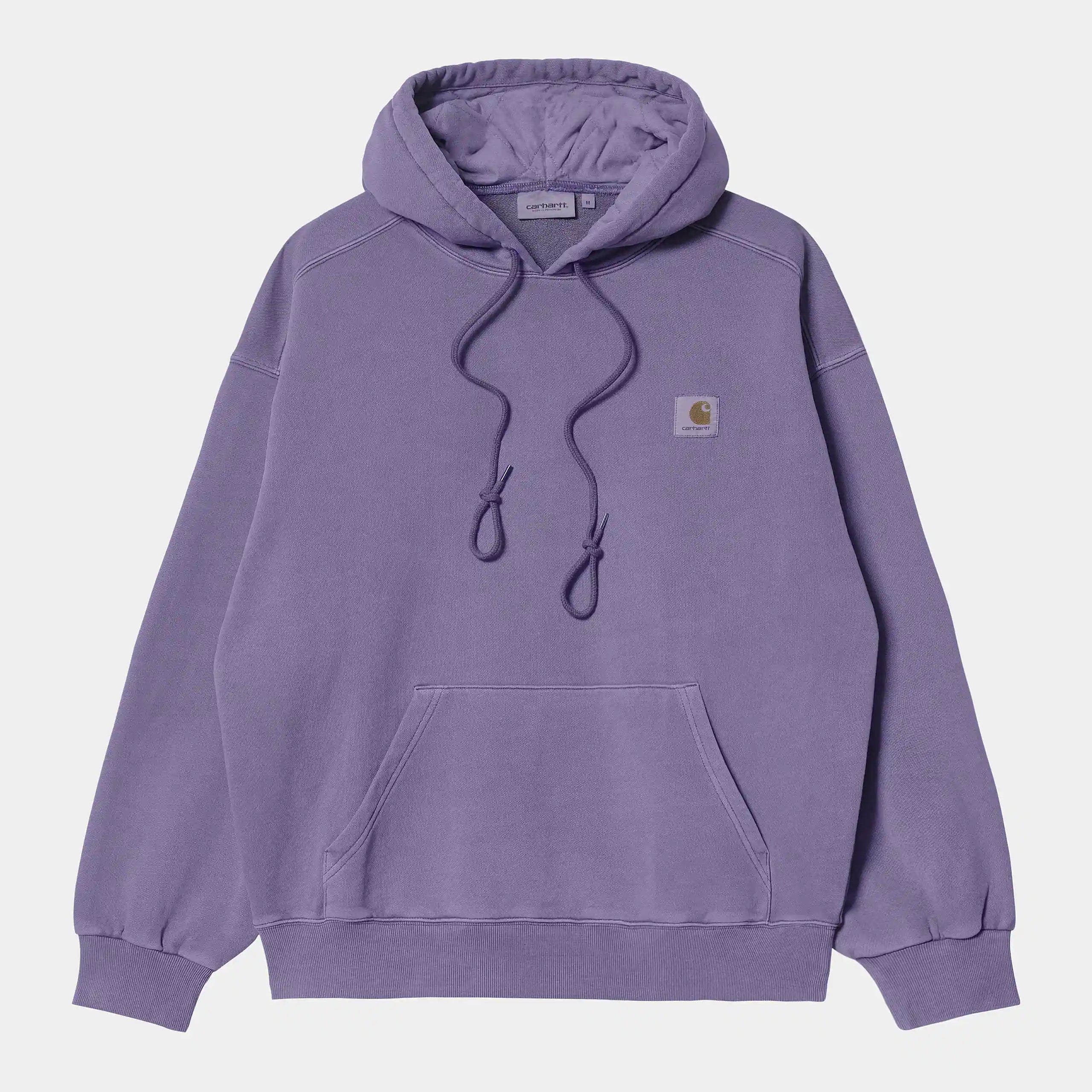 Carhartt WIP Hooded Nelson Sweat – Arrenga (garment dyed). Lila farbener Hoodie aus schwerem Baumwoll-Sweatstoff, mit weitem Schnitt, Kapuze und Carhartt WIP Square Label.