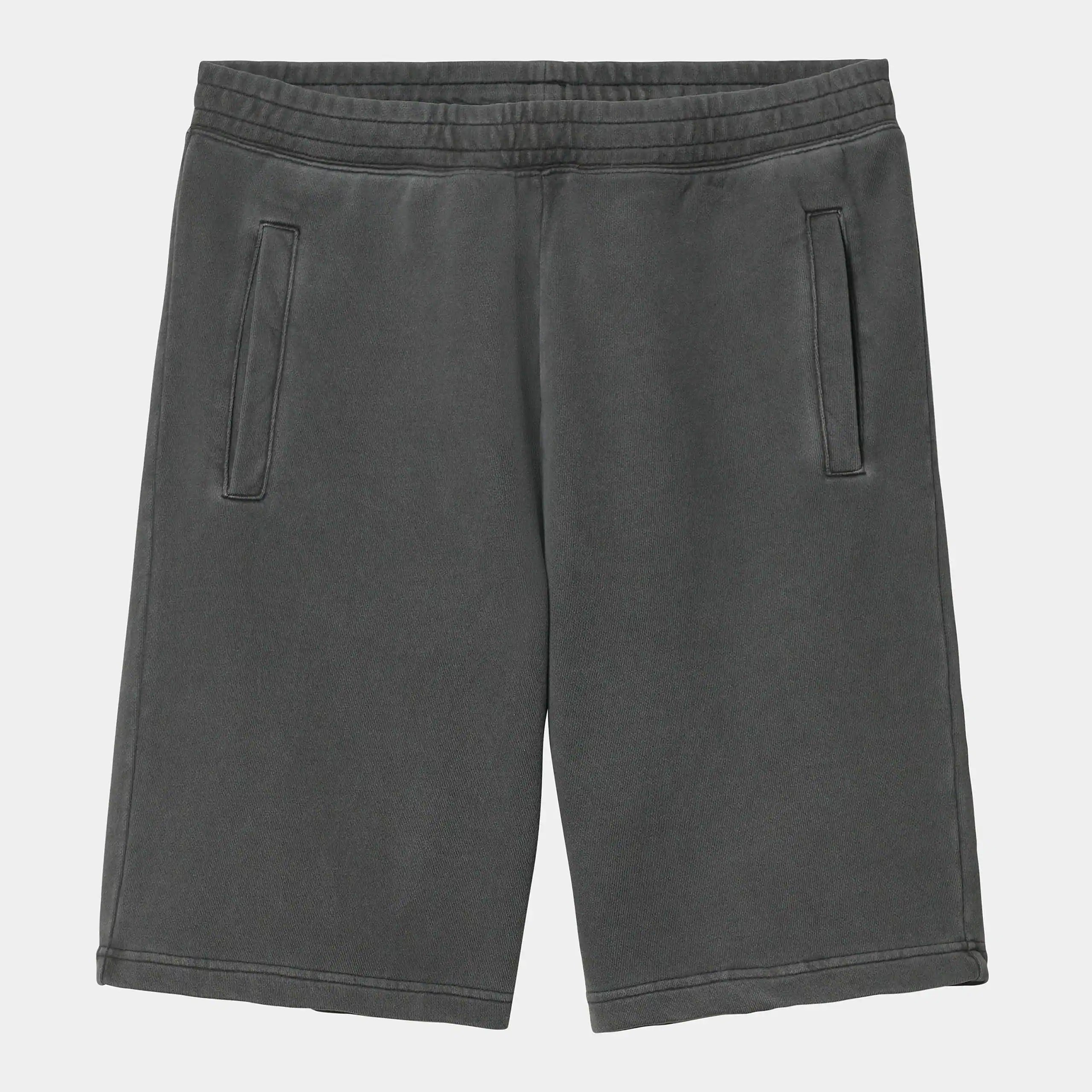 “Dunkelgraue ("Charcoal") Carhartt WIP Nelson Sweat Shorts. Kurze Herren-Sweathose aus weichem, stückgefärbtem Baumwolljersey. Lockere Passform, elastischer Bund mit Kordelzug, zwei Seitentaschen und eine Gesäßtasche mit gewebtem Logo-Etikett. Bequeme Freizeithose.“