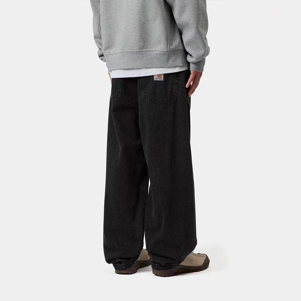 Carhartt WIP Landon Pant in Black (stone washed) – Locker geschnittene Herren-Jeans mit Tapered Leg und Square Label in der Hinteransicht Model bei Stickabush.